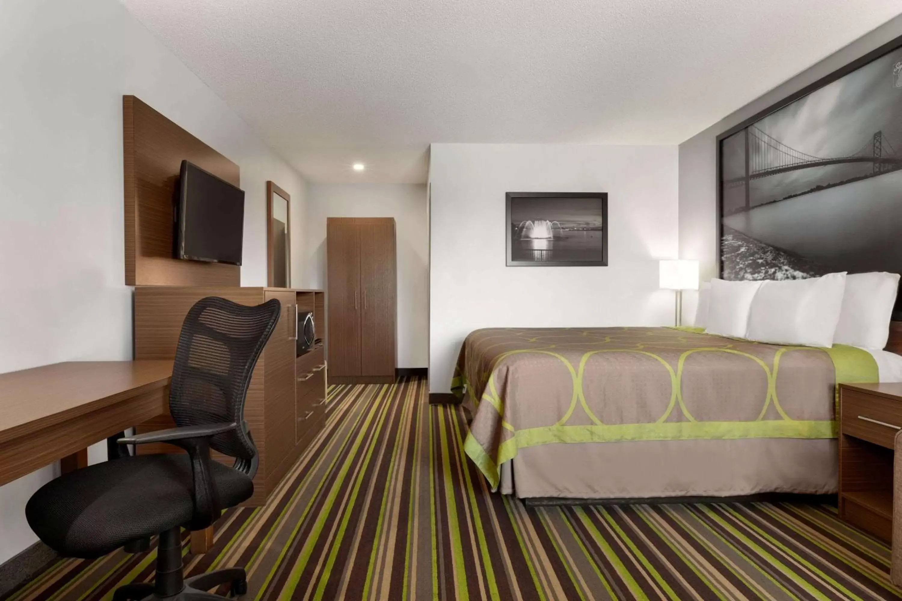 Photo of the whole room, Bed in Super 8 by Wyndham Windsor/Dougall Photo of the whole room, Bed in Super 8 by Wyndham Windsor/Dougall