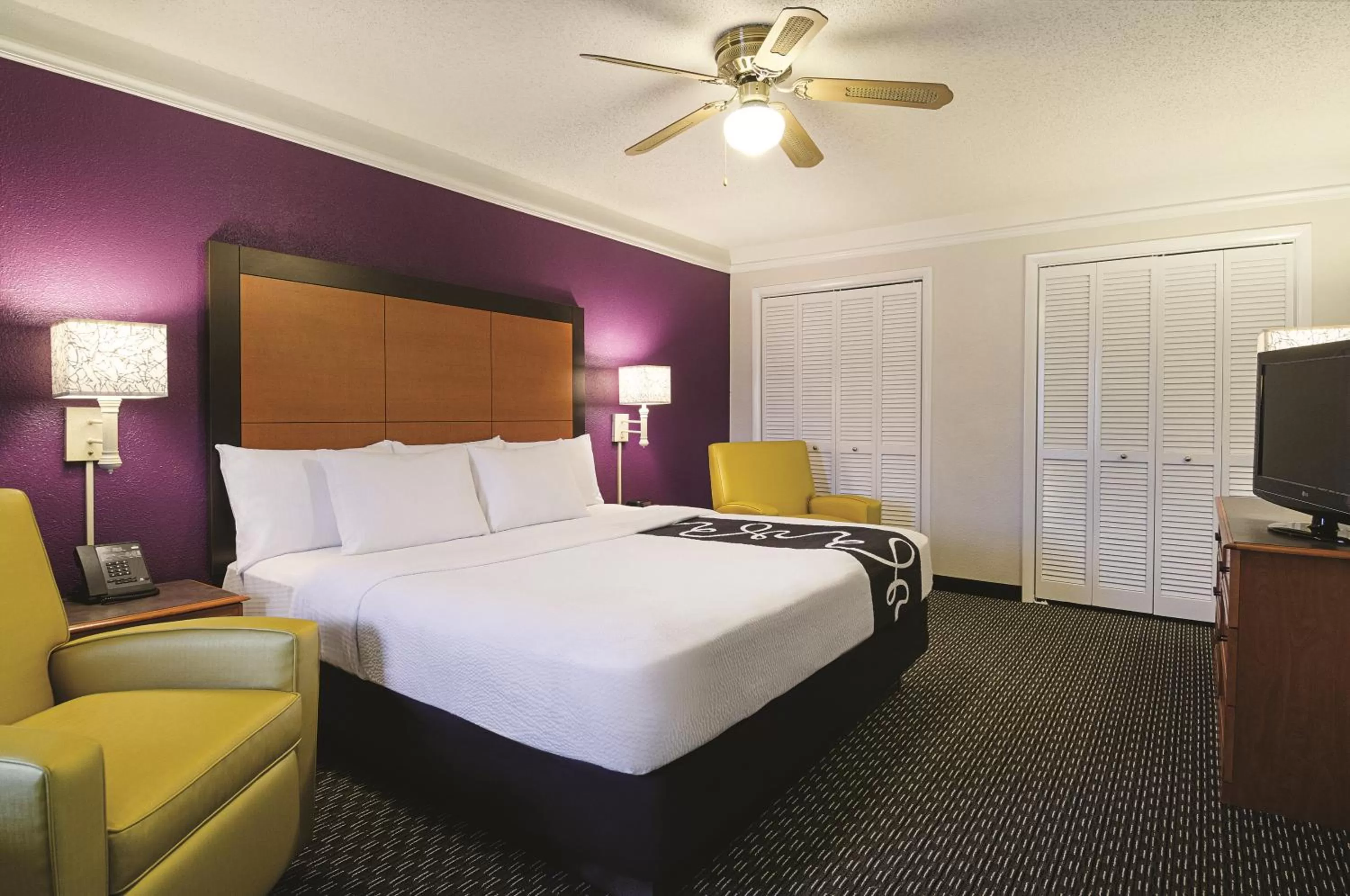 Bedroom, Bed in Baymont by Wyndham Greenville Woodruff Rd