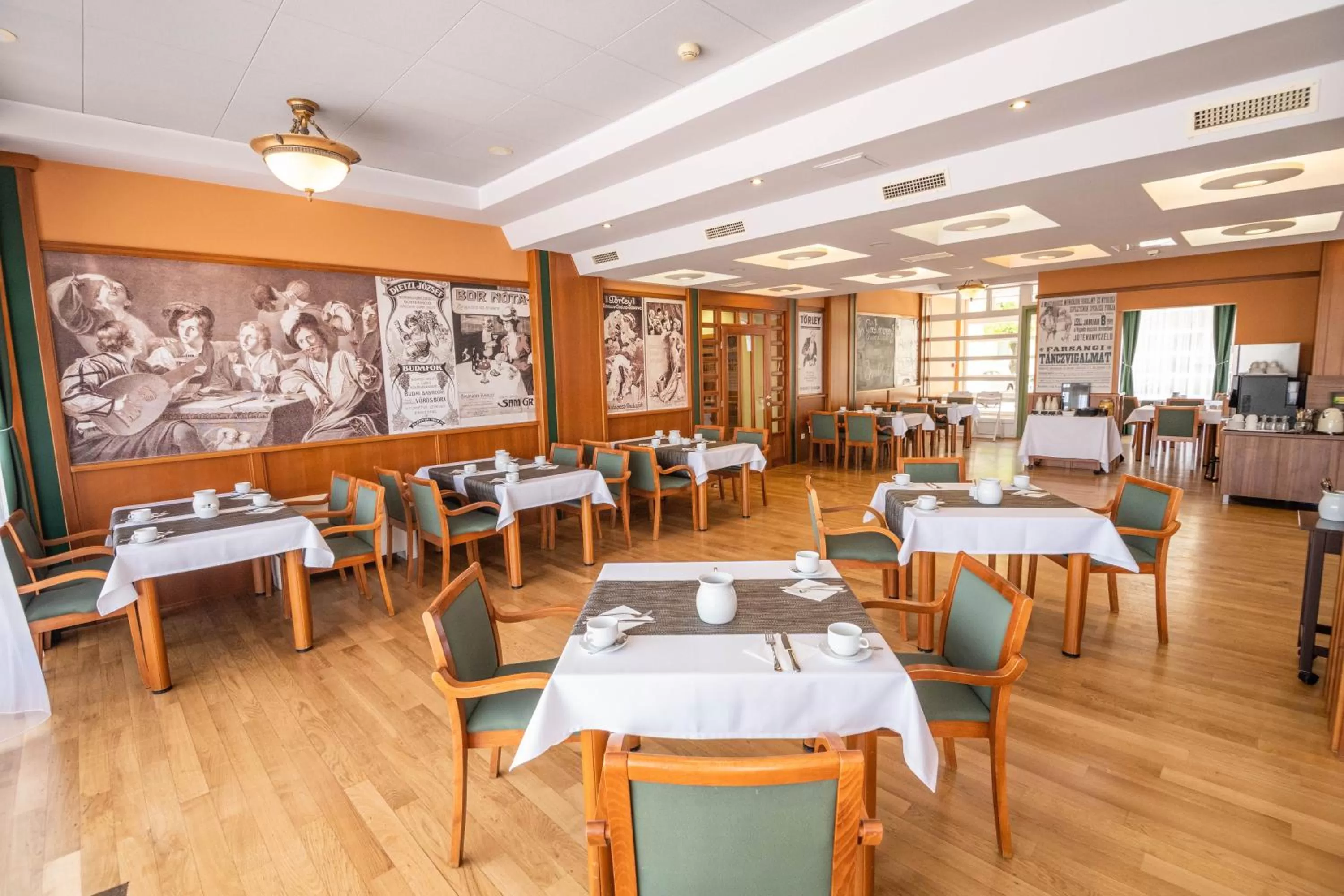 Restaurant/places to eat in Szent János Hotel