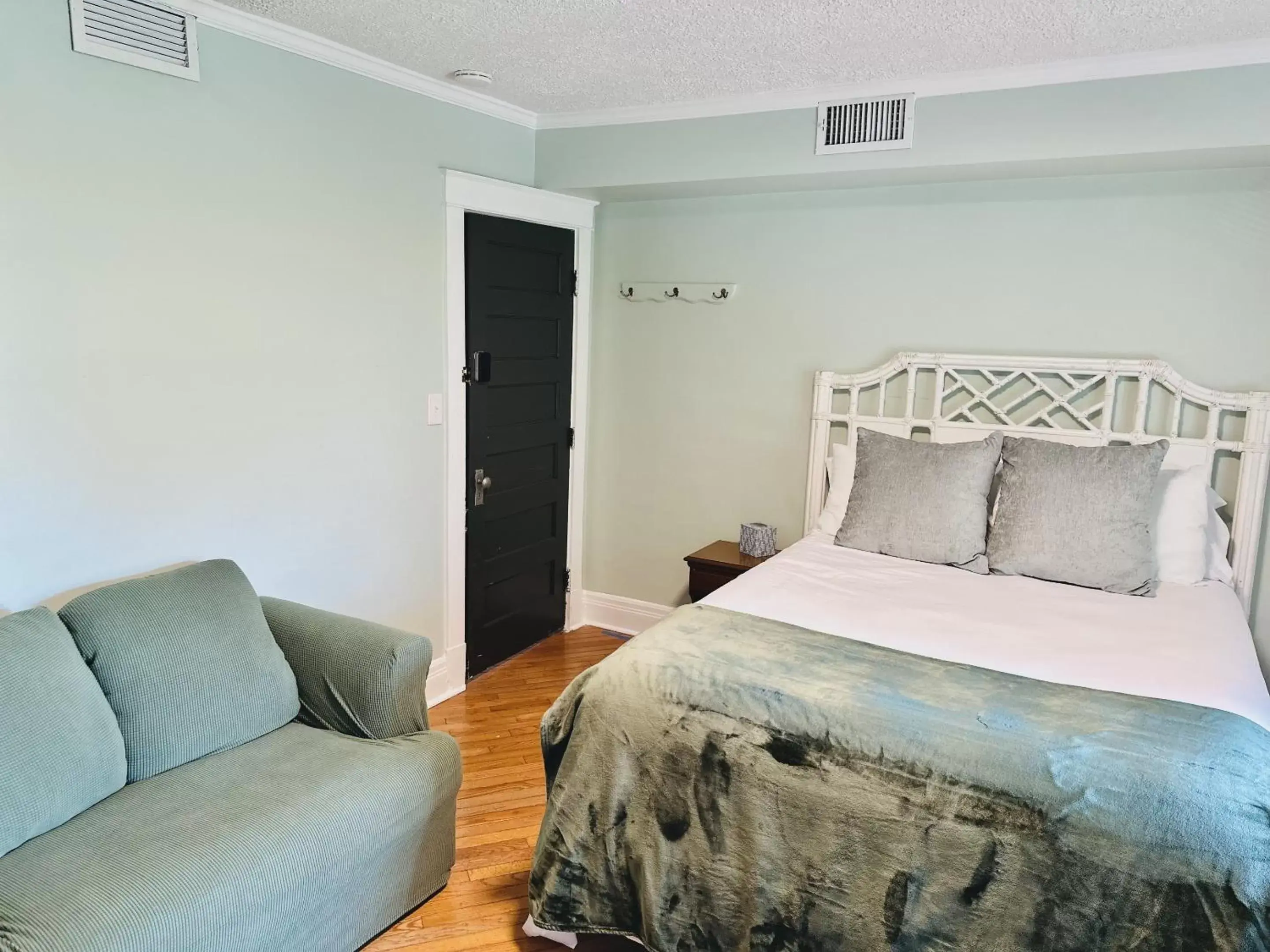 One-Bedroom Suite in Speedway Legacy Inn