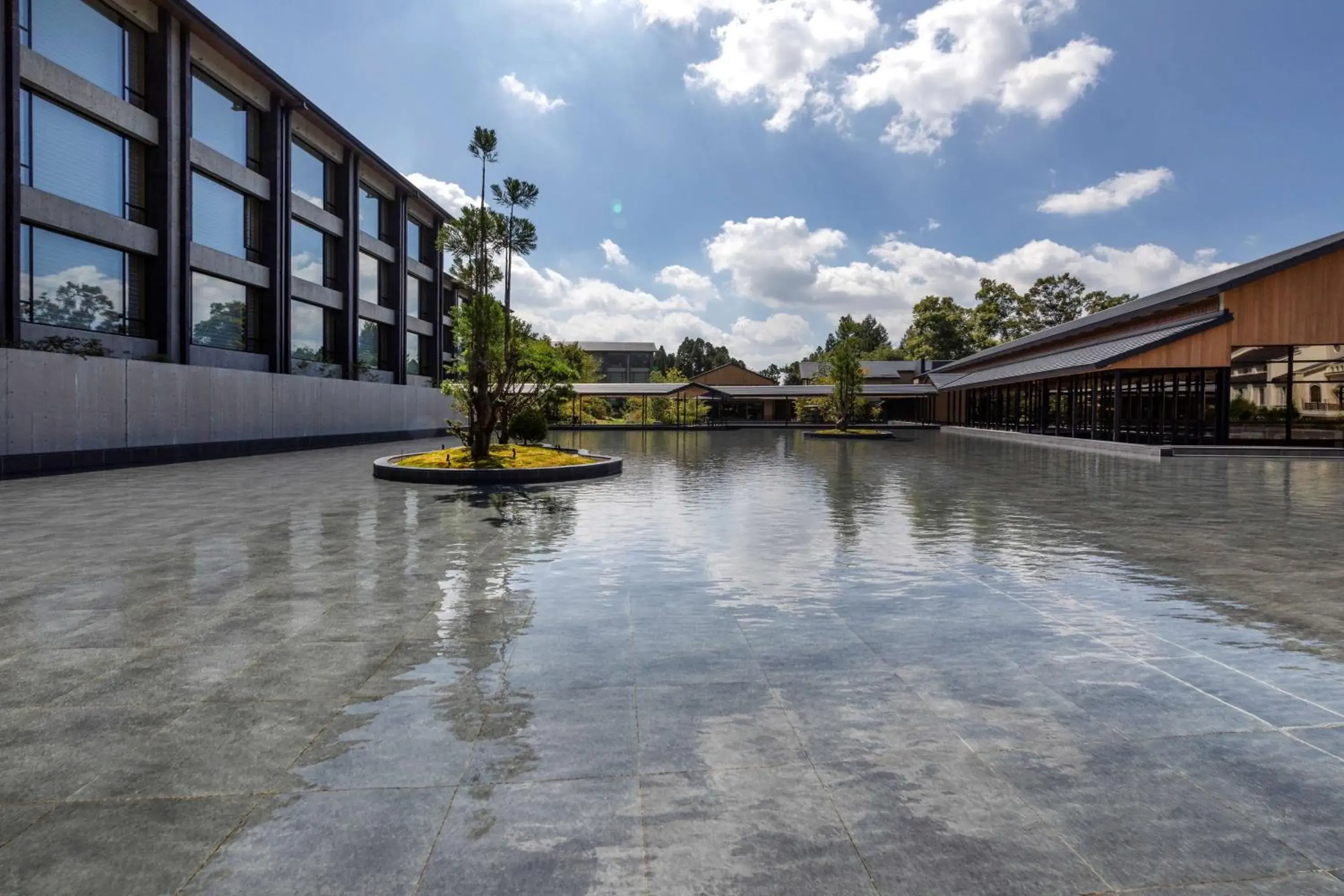 Property building in ROKU KYOTO, LXR Hotels & Resorts by Hilton Property building in ROKU KYOTO, LXR Hotels & Resorts by Hilton