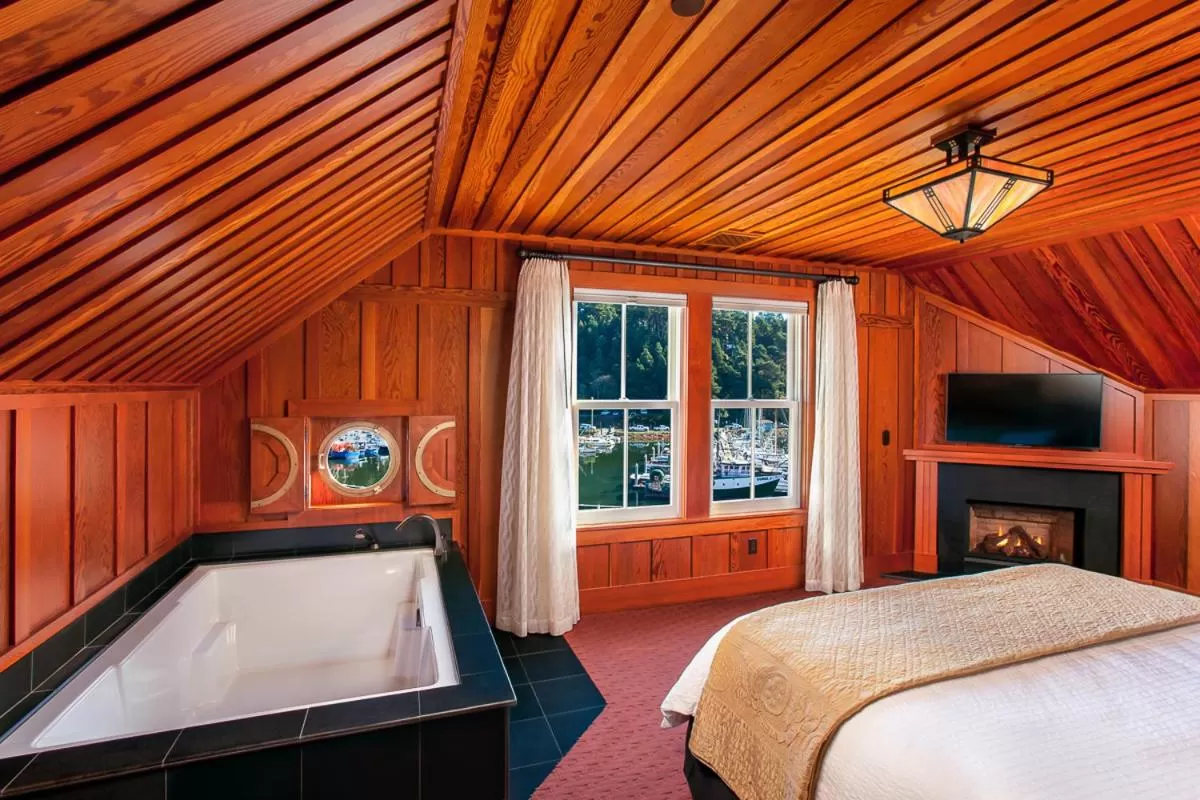 View (from property/room), Bed in Noyo Harbor Inn