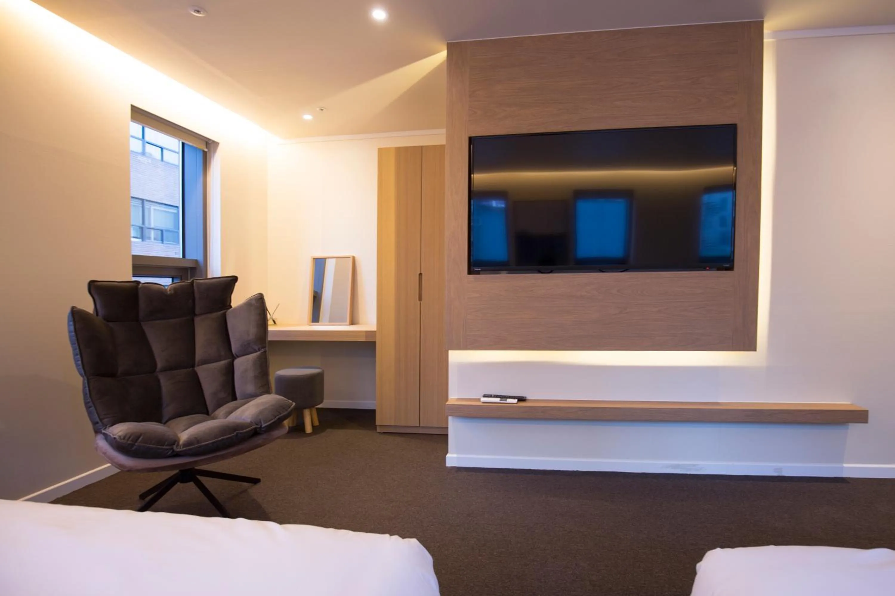 Bedroom, TV/Entertainment Center in UH Suite The Jongno