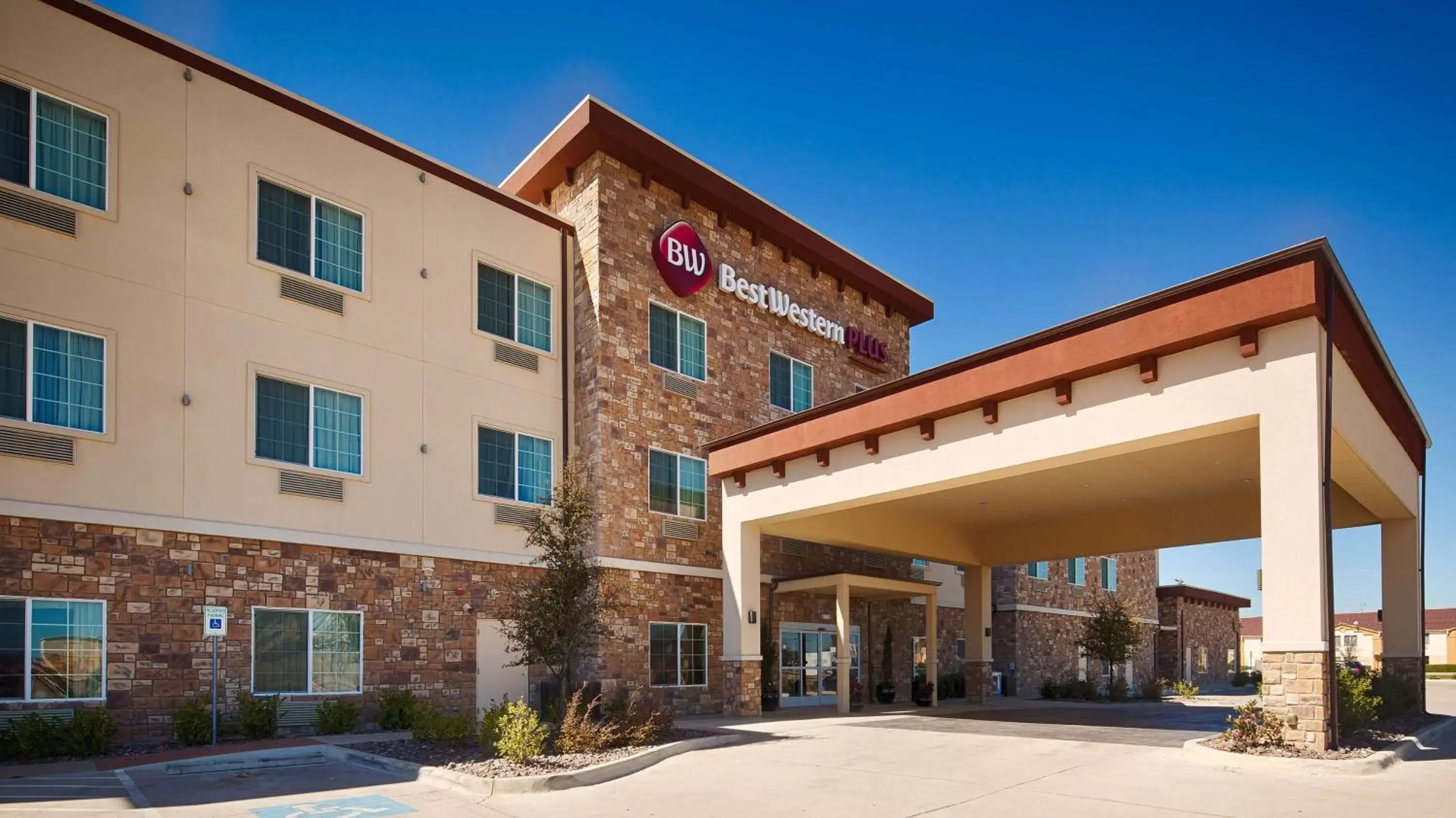 Property building in Best Western Plus Fort Worth Forest Hill Inn & Suites