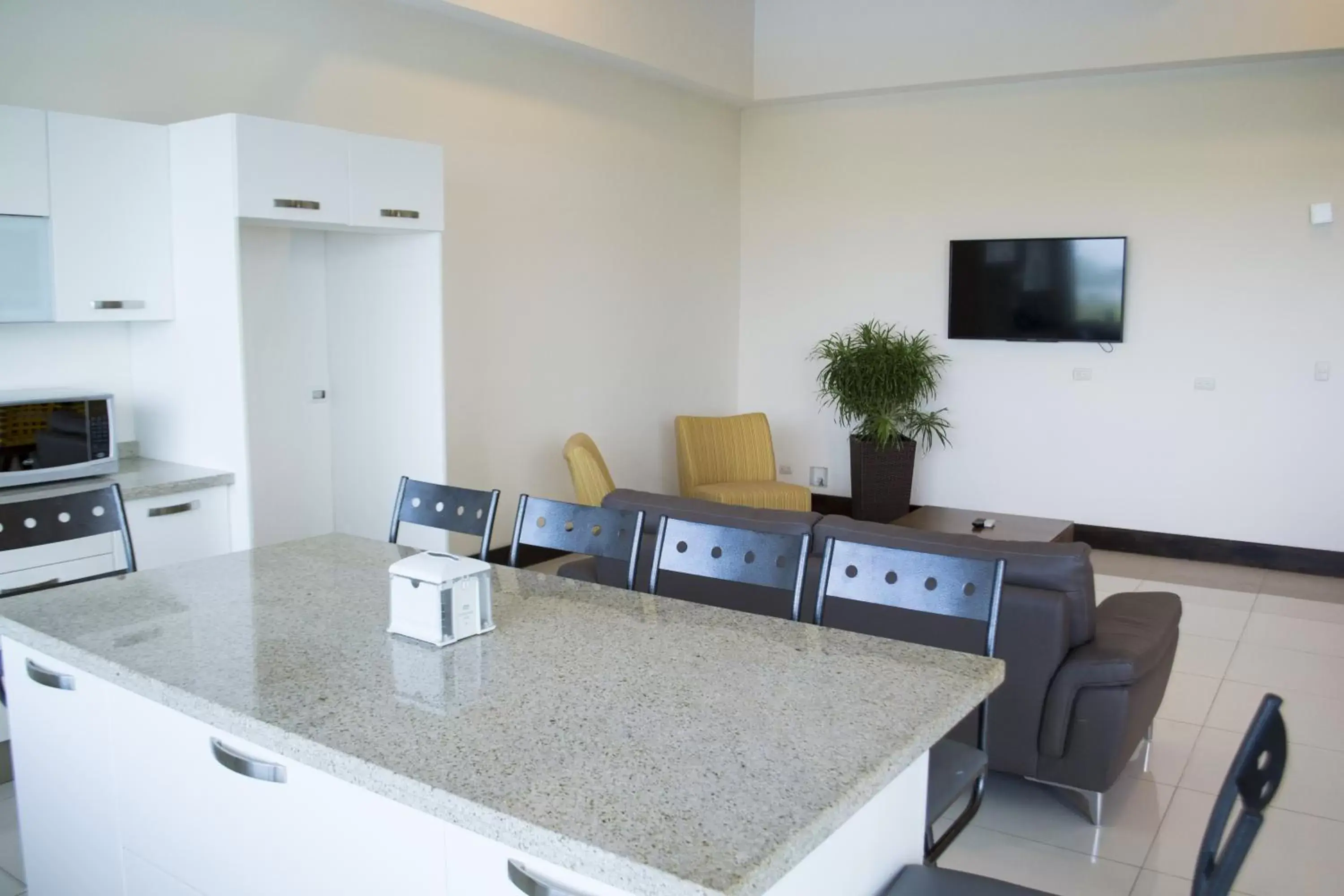 Kitchen or kitchenette, Dining Area in Puerto Azul Resort & Club Nautico