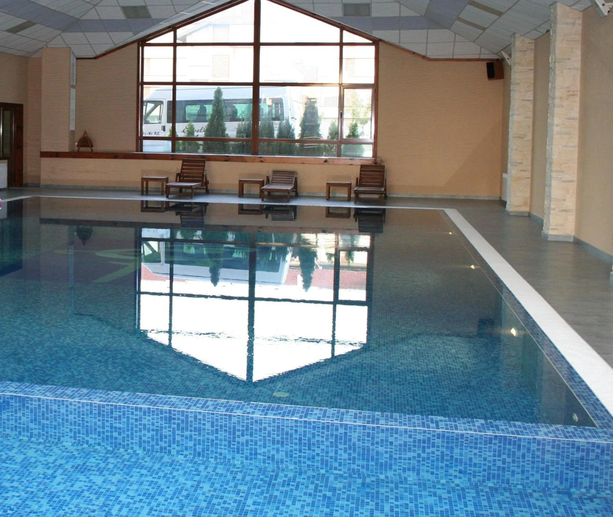 Swimming pool in Evelina Palace Hotel