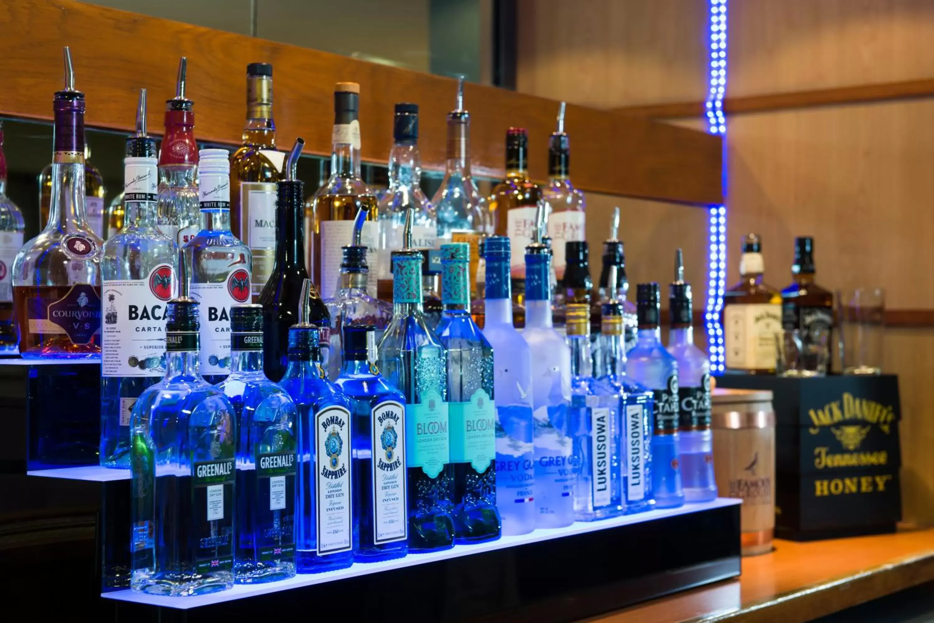 Lounge or bar in Holiday Inn Express Hemel Hempstead by IHG Lounge or bar in Holiday Inn Express Hemel Hempstead by IHG