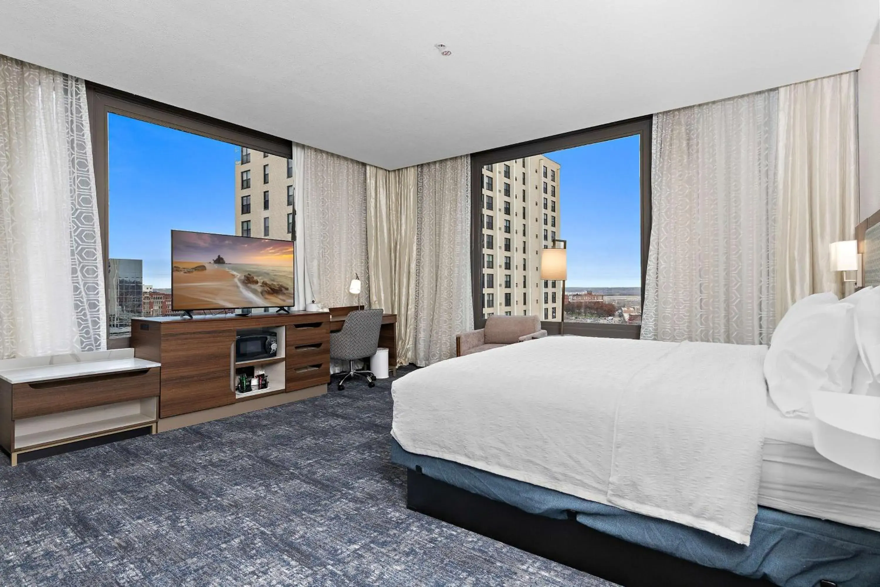 Bedroom in Hampton Inn By Hilton Kansas City Downtown Financial District, MO