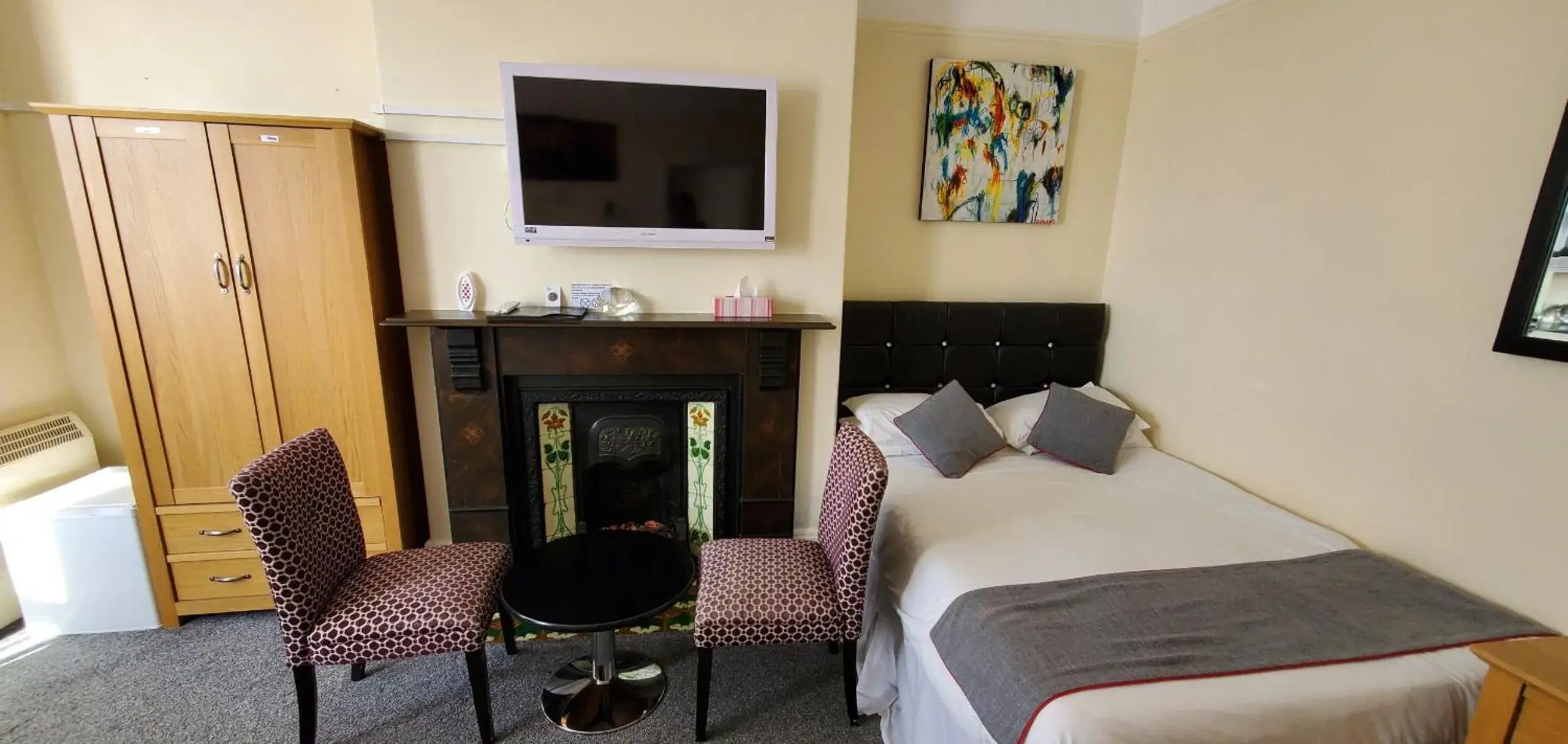 Bedroom, TV/Entertainment Center in Diamonds Guest House