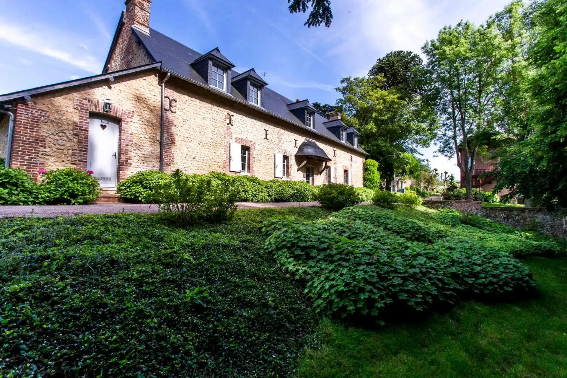 Garden, Property Building in Le Clos de Grâce