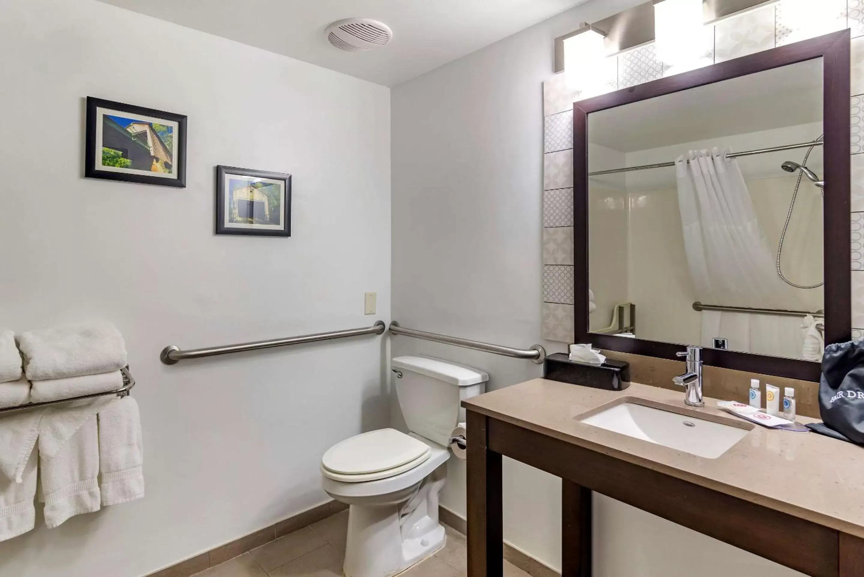 Bedroom, Bathroom in Comfort Inn & Suites Cartersville - Emerson Lake Point