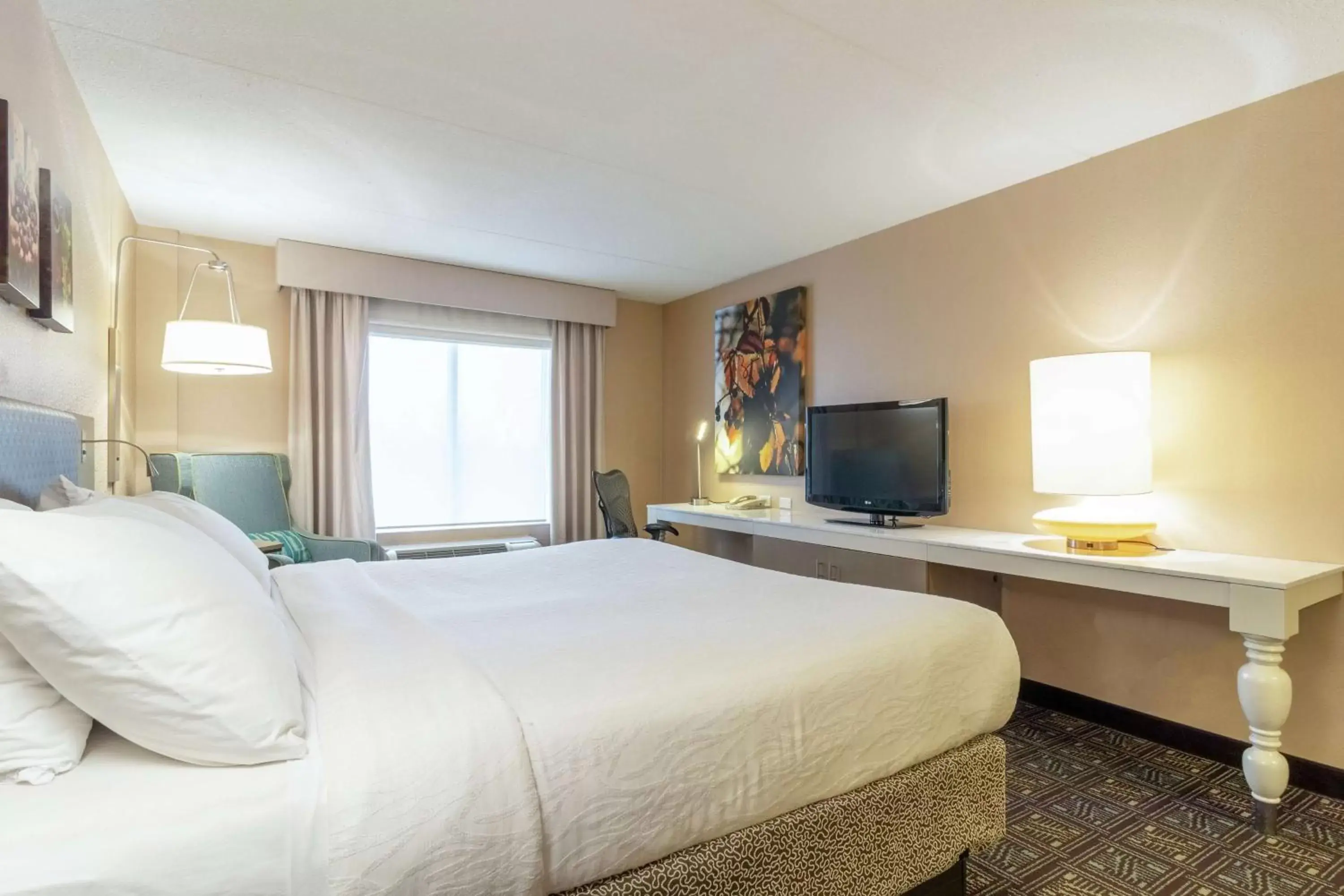 Bedroom, TV/Entertainment Center in Hilton Garden Inn Niagara-on-the-Lake