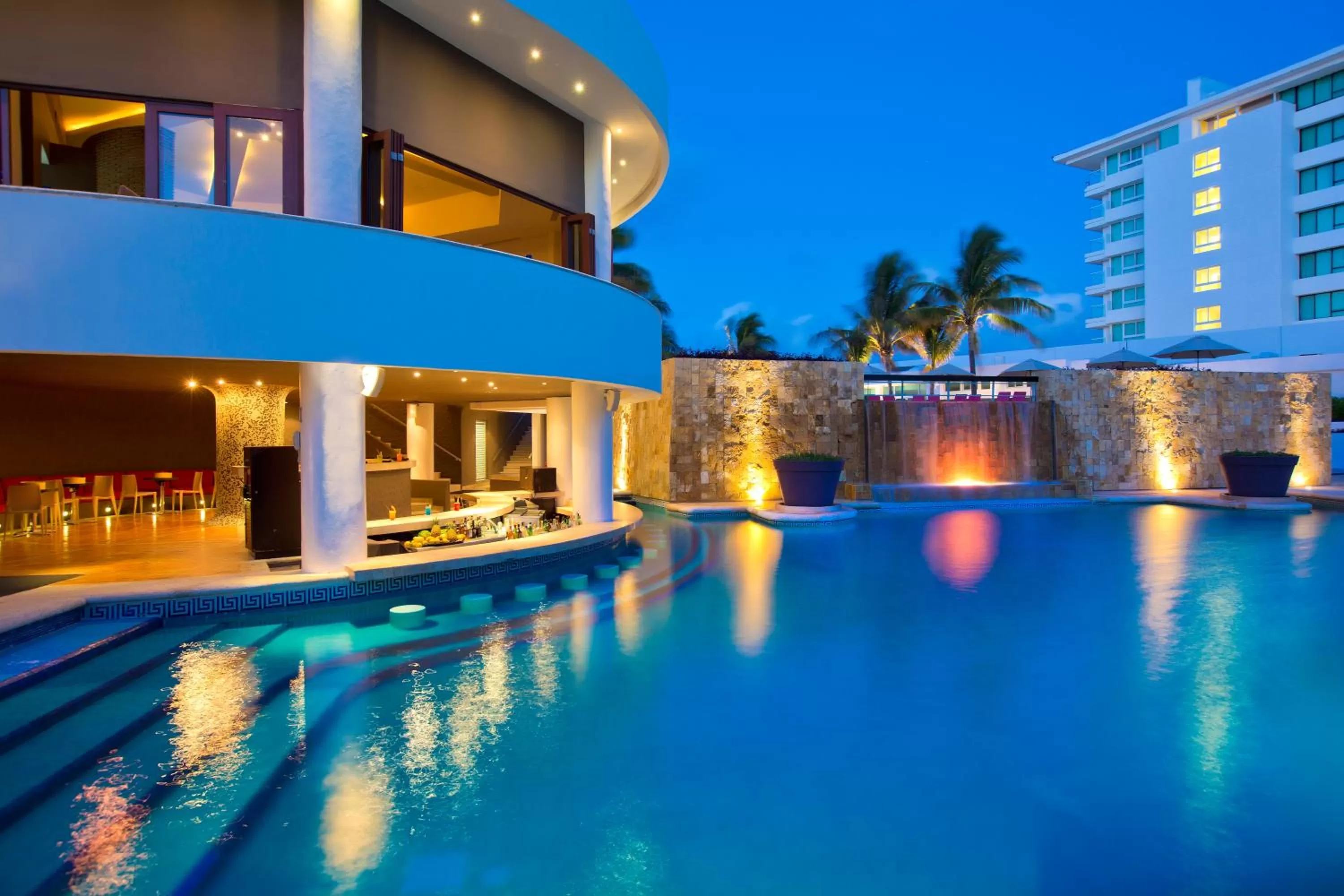 Swimming pool in Krystal Grand Cancun All Inclusive