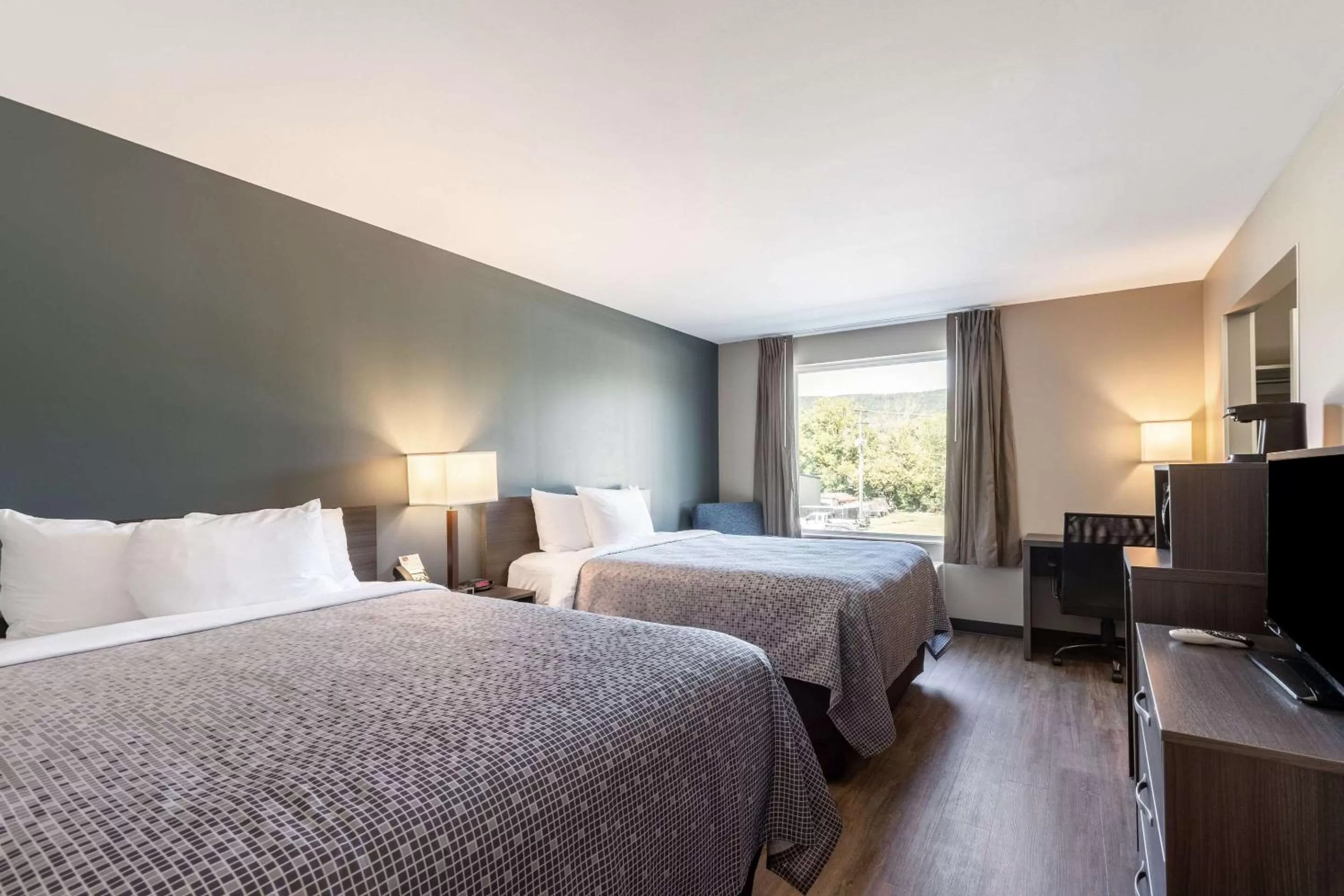 Photo of the whole room, Bed in Econo Lodge