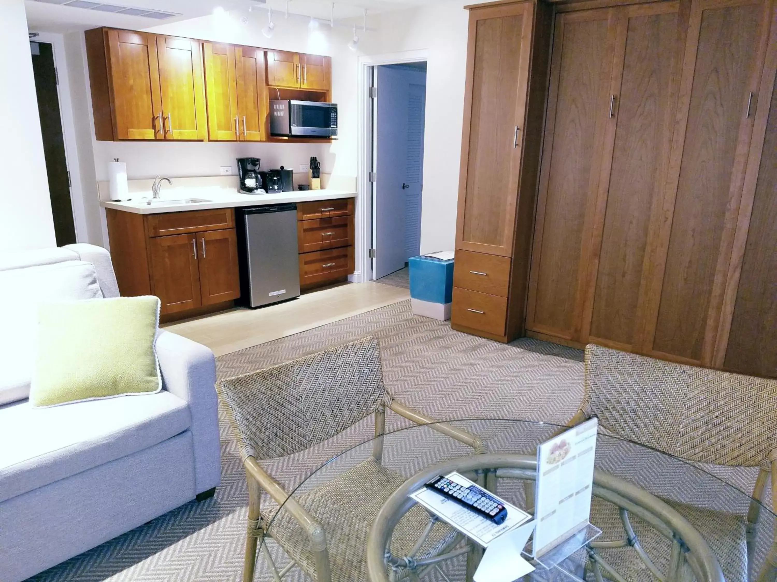 Kitchen or kitchenette, Seating Area in Imperial Hawaii Resort