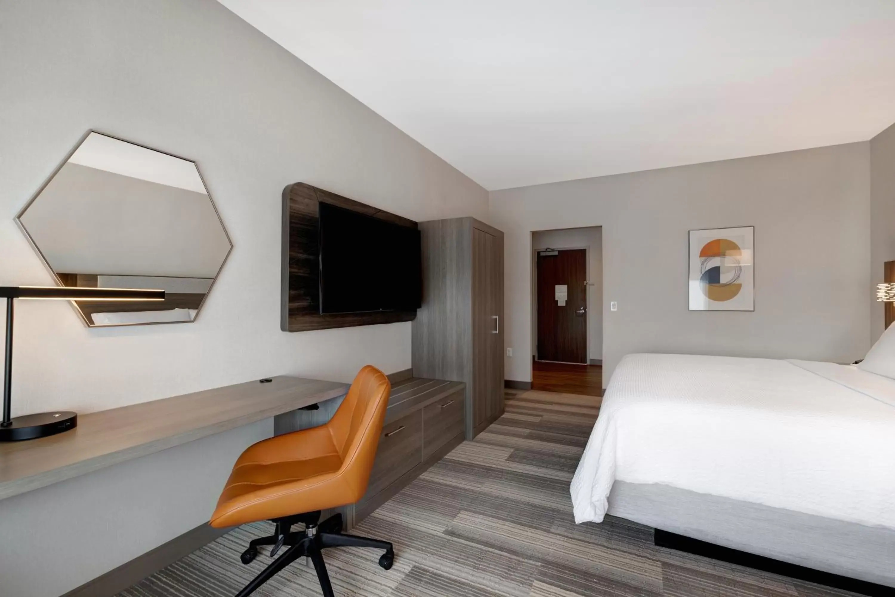 Bedroom, TV/Entertainment Center in Holiday Inn Express & Suites - Glendale Downtown