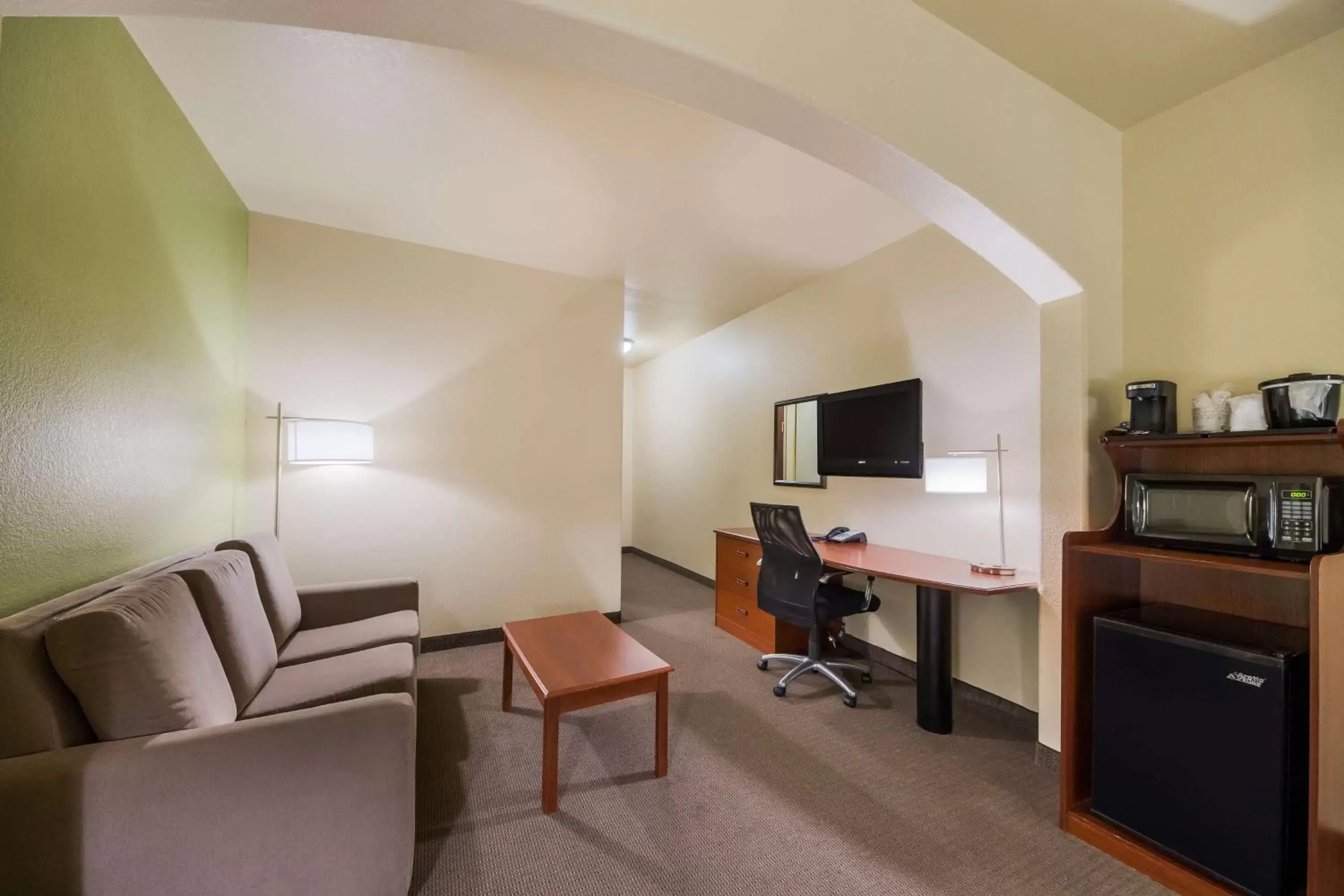 Bedroom, Seating Area in SureStay Plus Hotel by Best Western Near SeaWorld San Antonio