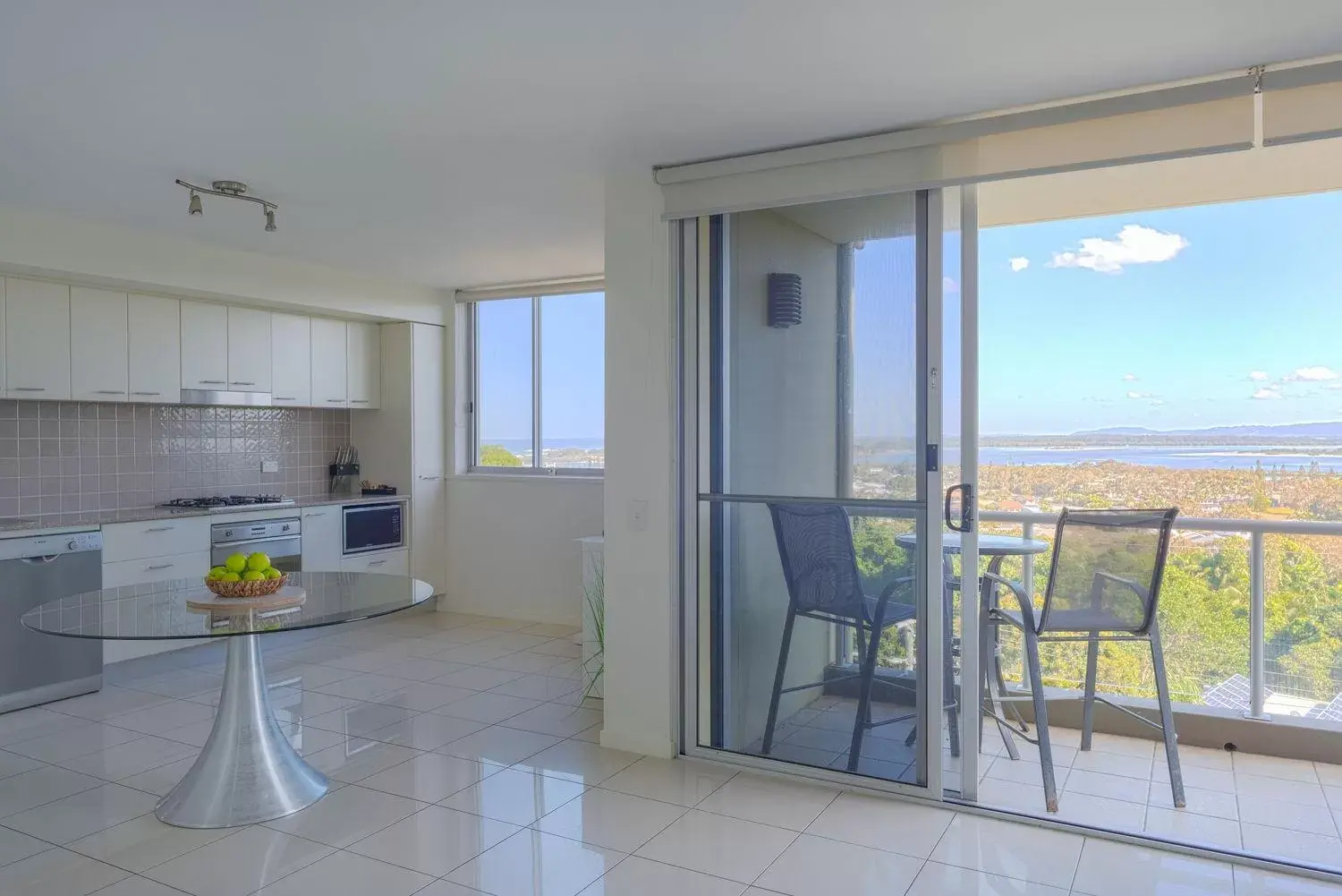 Balcony/Terrace, Kitchen/Kitchenette in Grandview Apartments