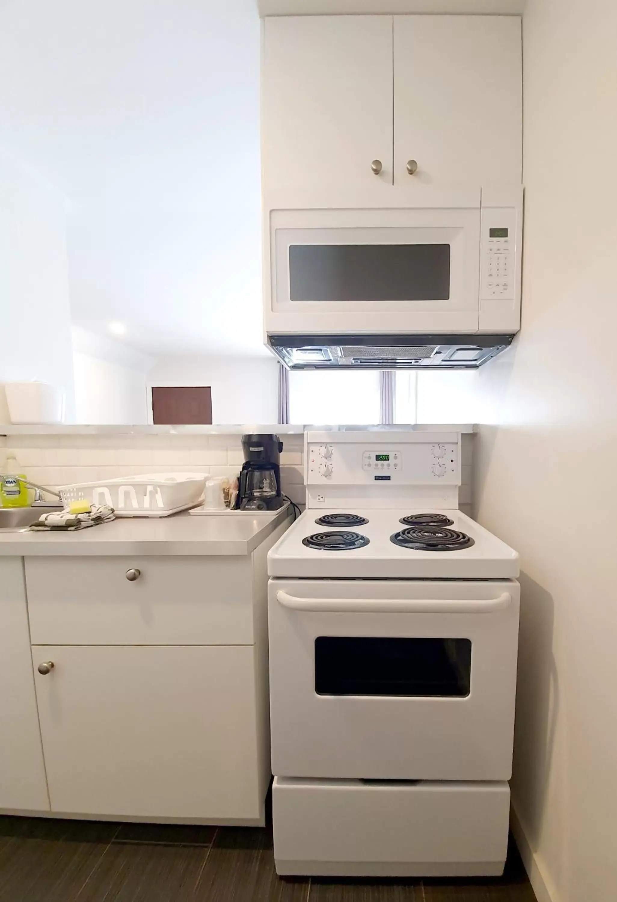 Kitchen/Kitchenette in Cloud 9 Inn