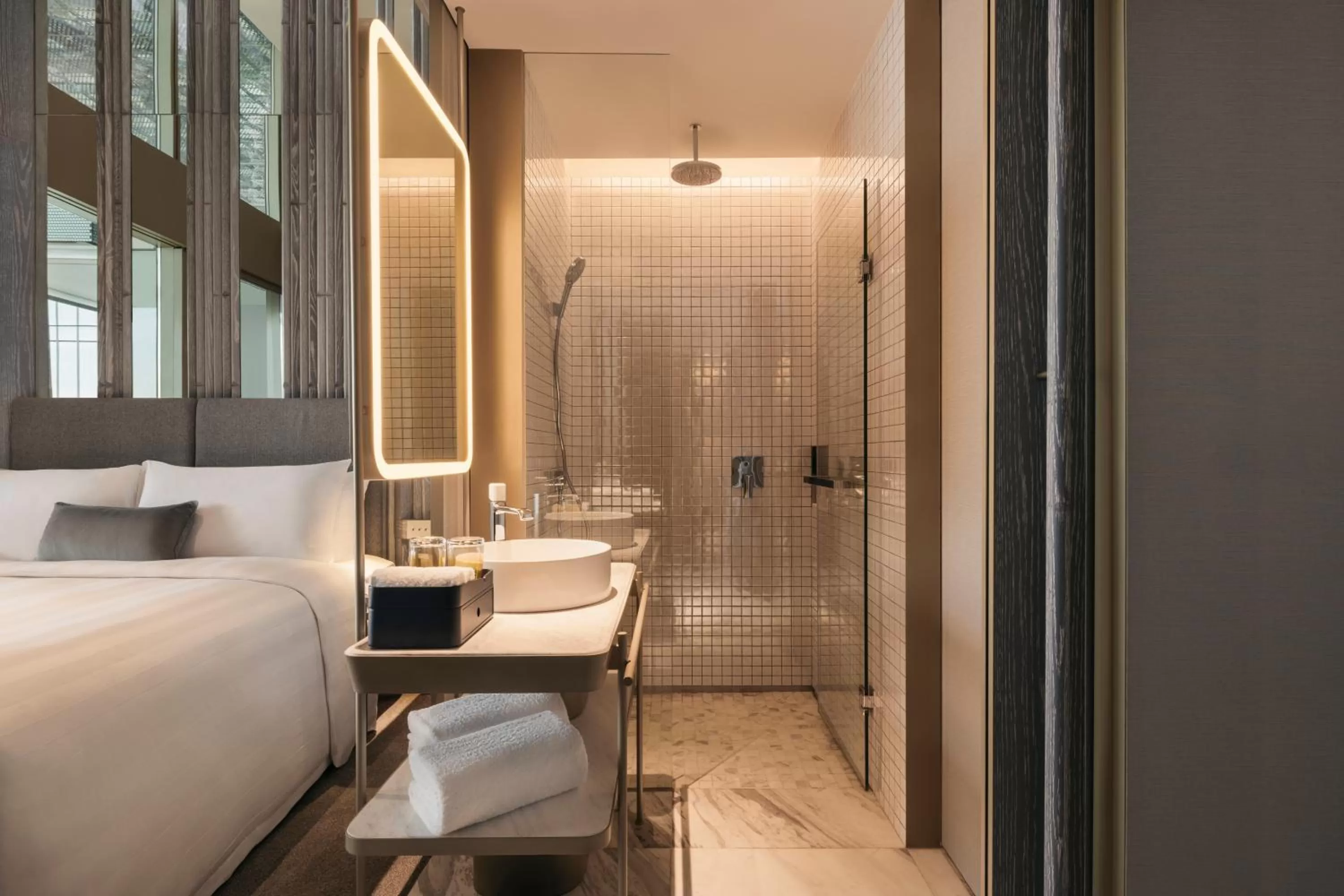 Shower, Bed in Pan Pacific Orchard