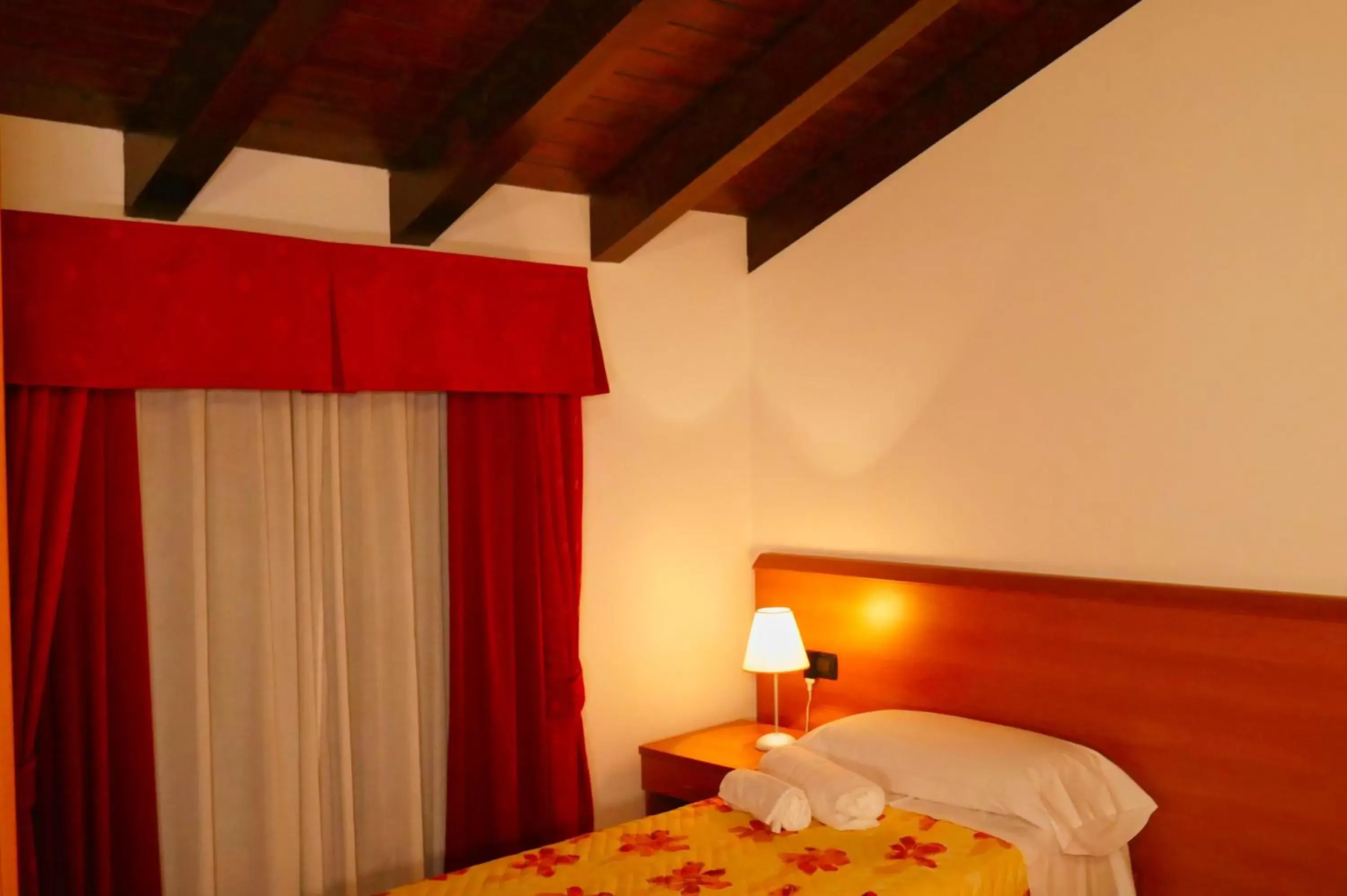 Photo of the whole room, Bed in hotel Vajont