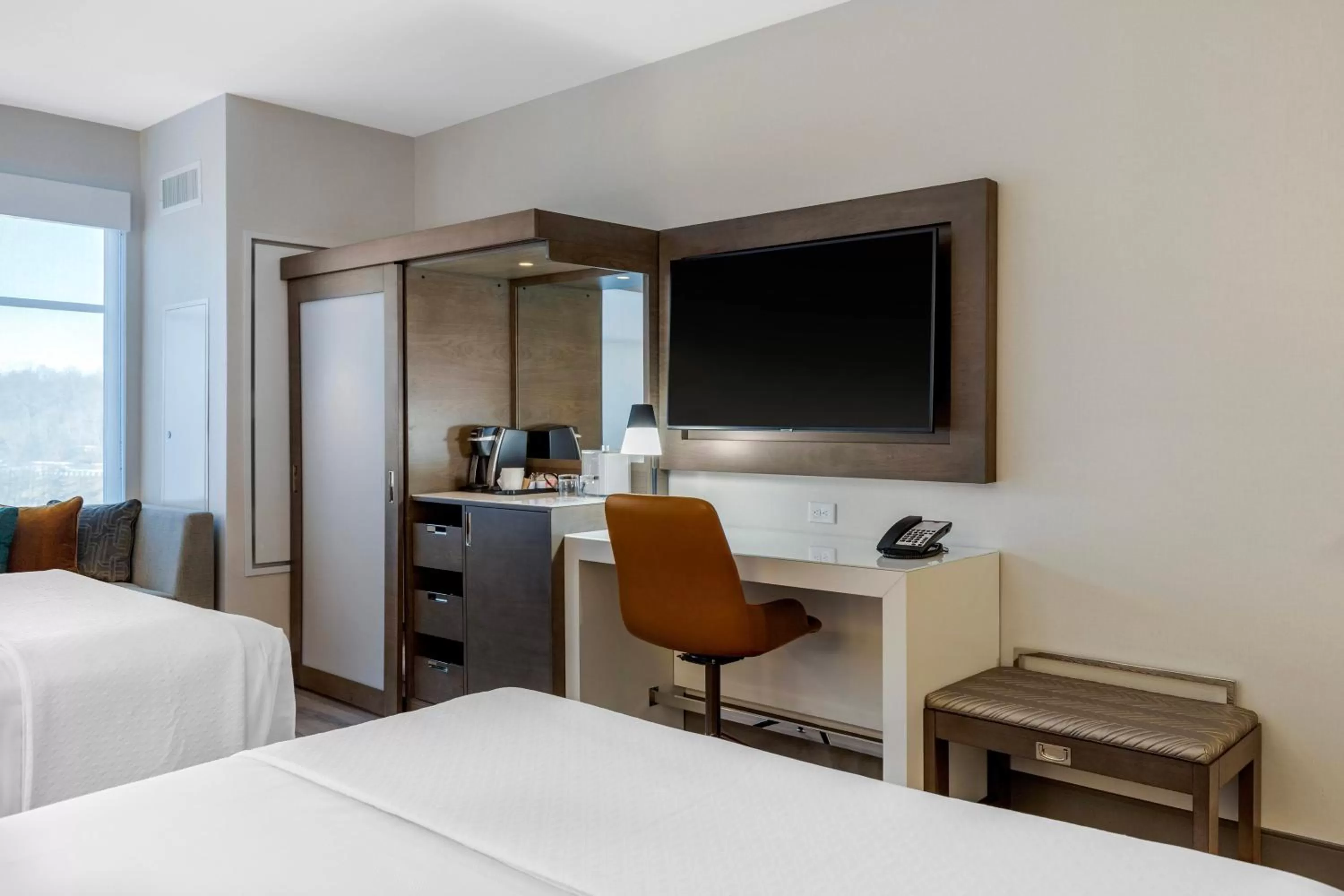 TV and multimedia, Bed in Cambria Hotel - Arundel Mills BWI Airport