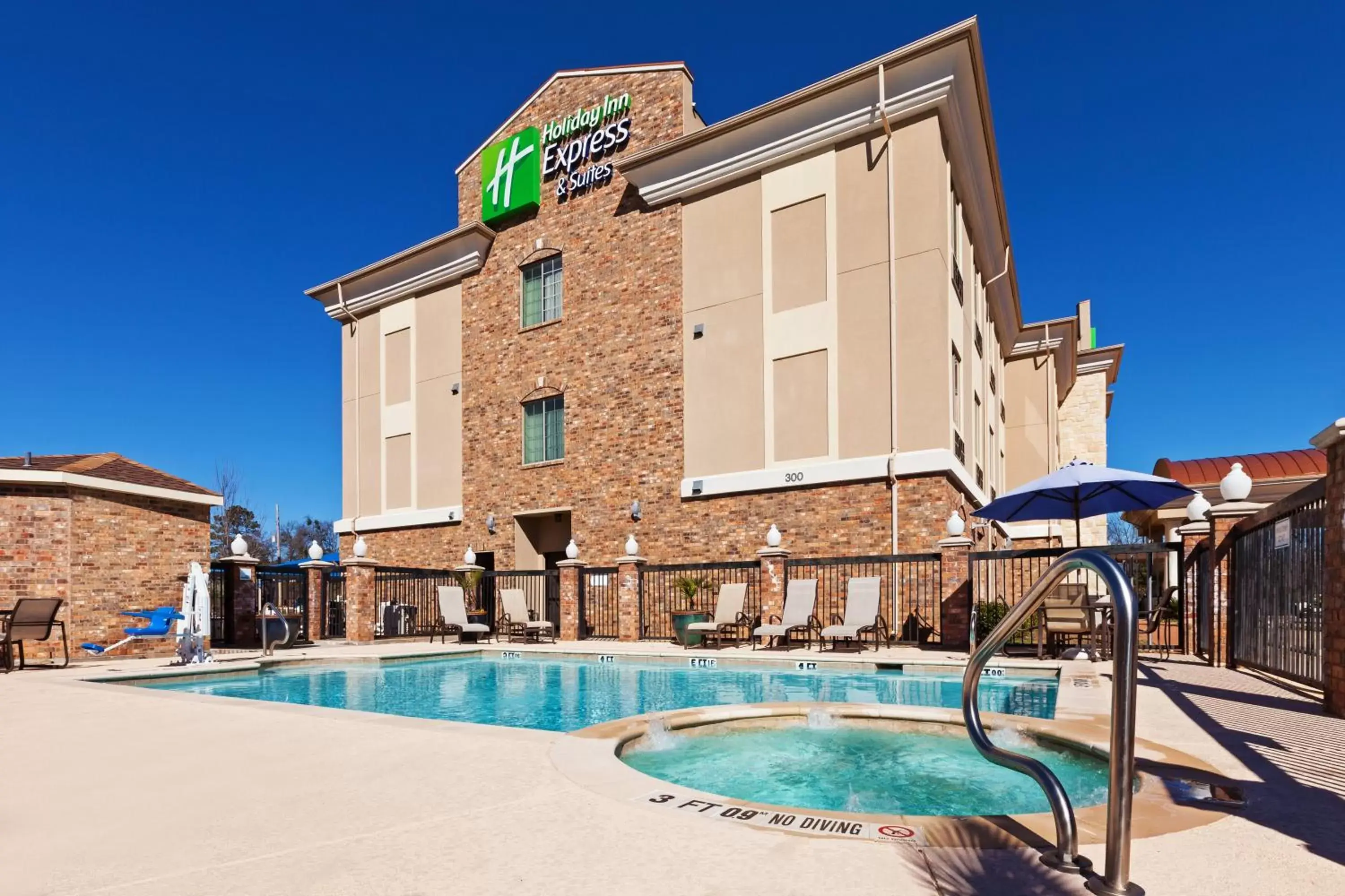 Swimming pool, Property Building in Holiday Inn Express Hotel & Suites Henderson - Traffic Star, an IHG Hotel