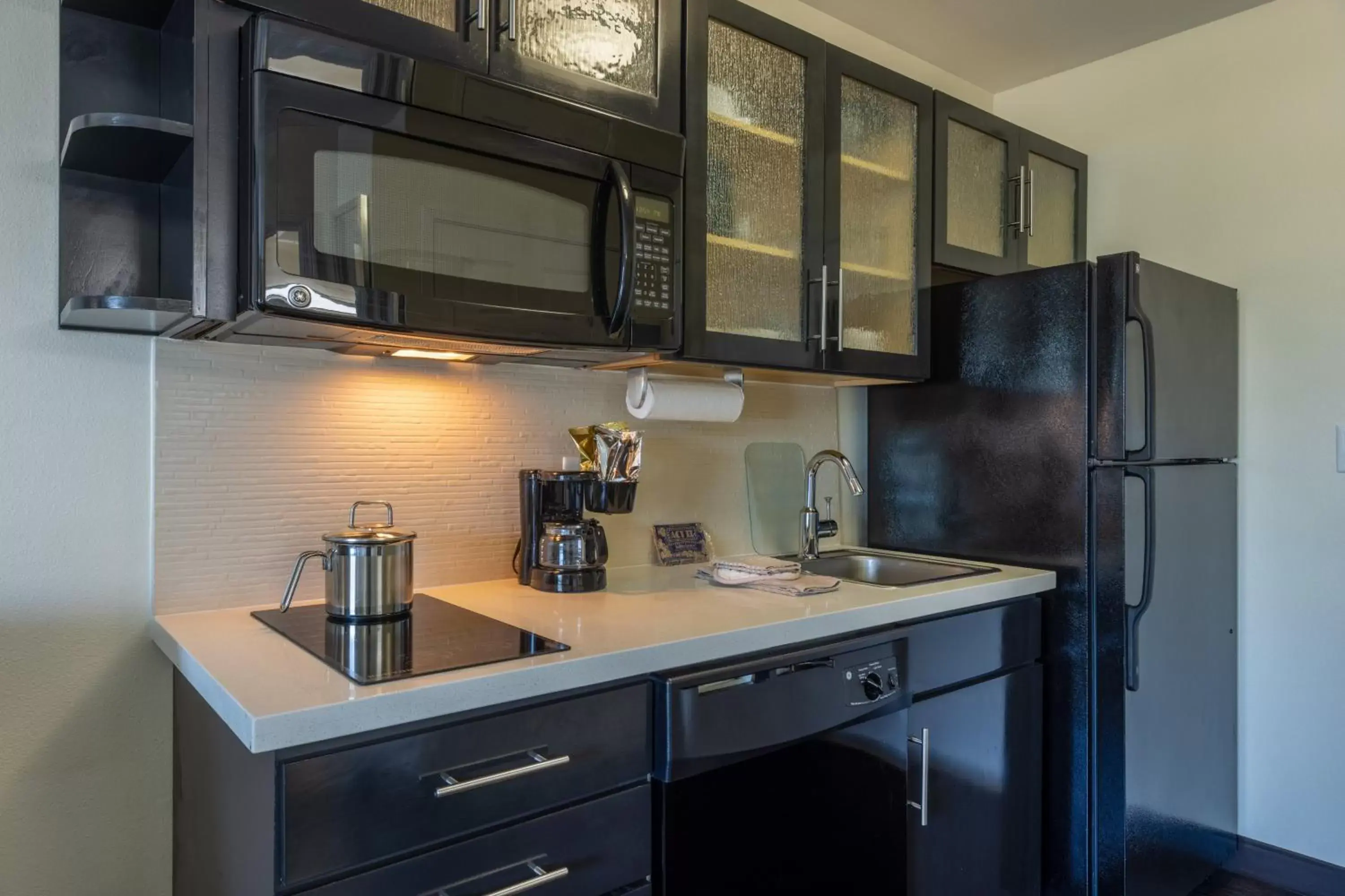 Kitchen or kitchenette, Kitchen/Kitchenette in Candlewood Suites Springfield South, an IHG Hotel