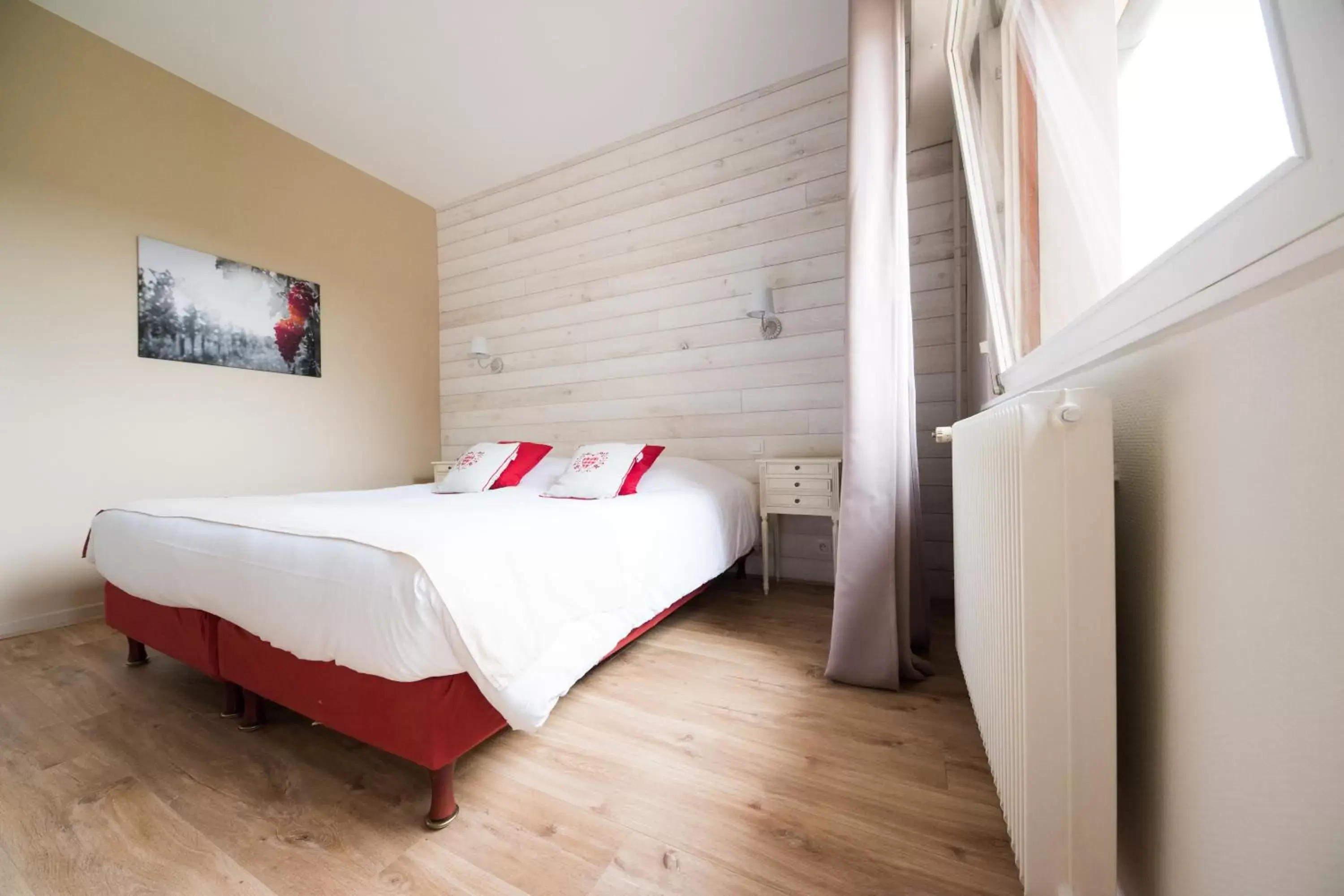 Photo of the whole room, Bed in Hôtel Restaurant Le Kastelberg, The Originals Boutique