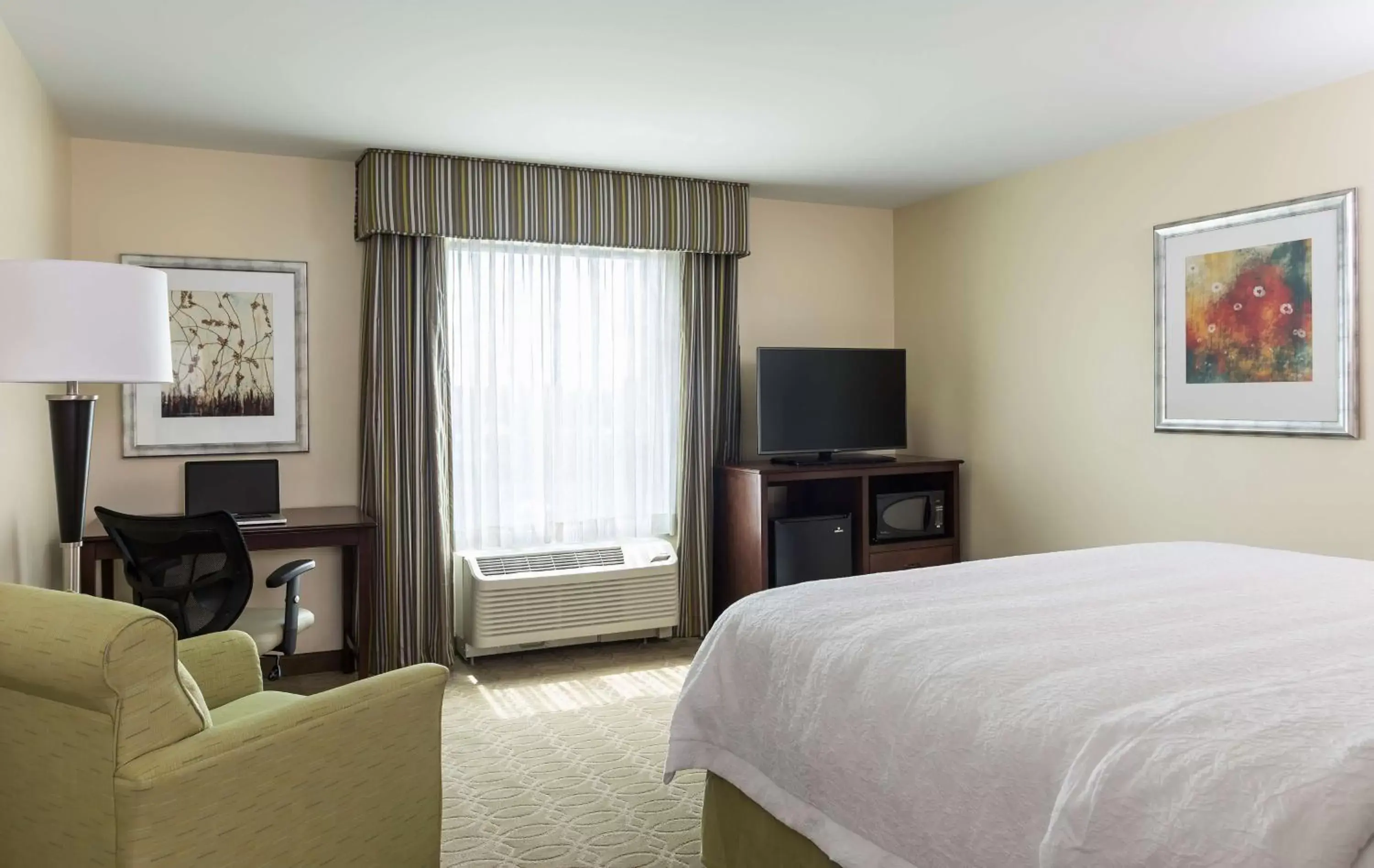 Bed in Hampton Inn & Suites Philadelphia Montgomeryville