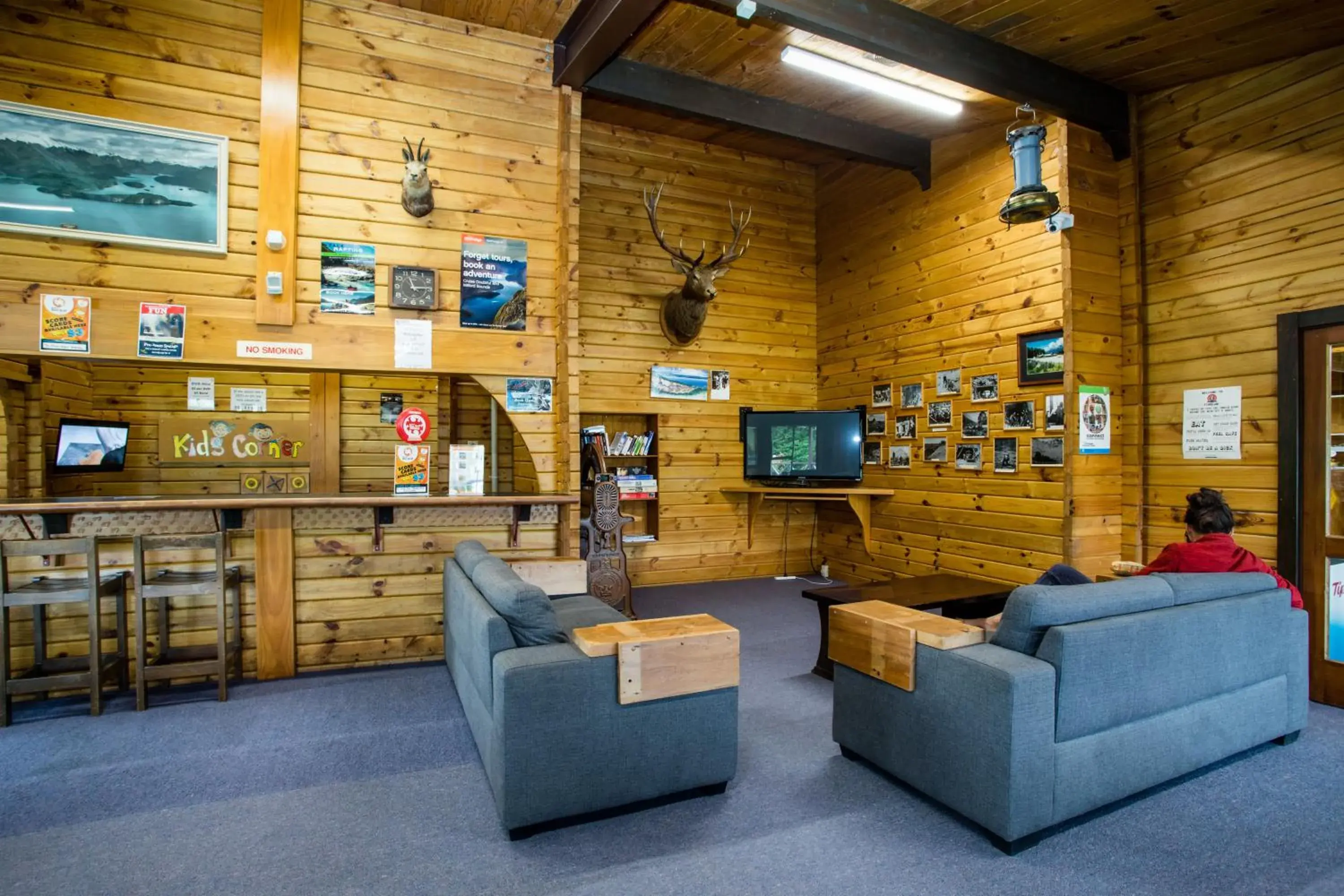 Communal lounge/ TV room, Lobby/Reception in Te Anau Top 10 Holiday Park and Motels