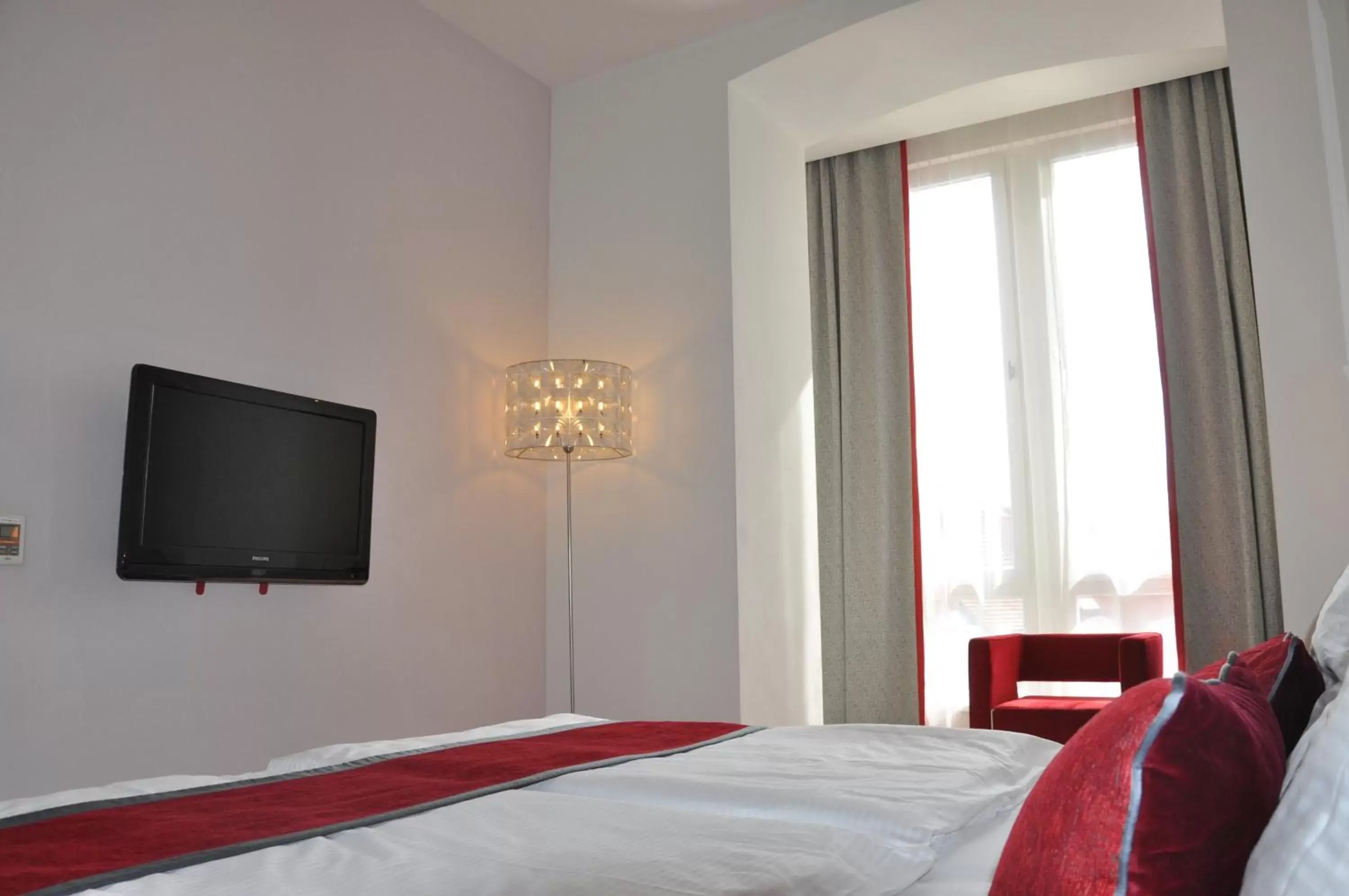 Bed, TV/Entertainment Center in Red & Blue Design Hotel Prague