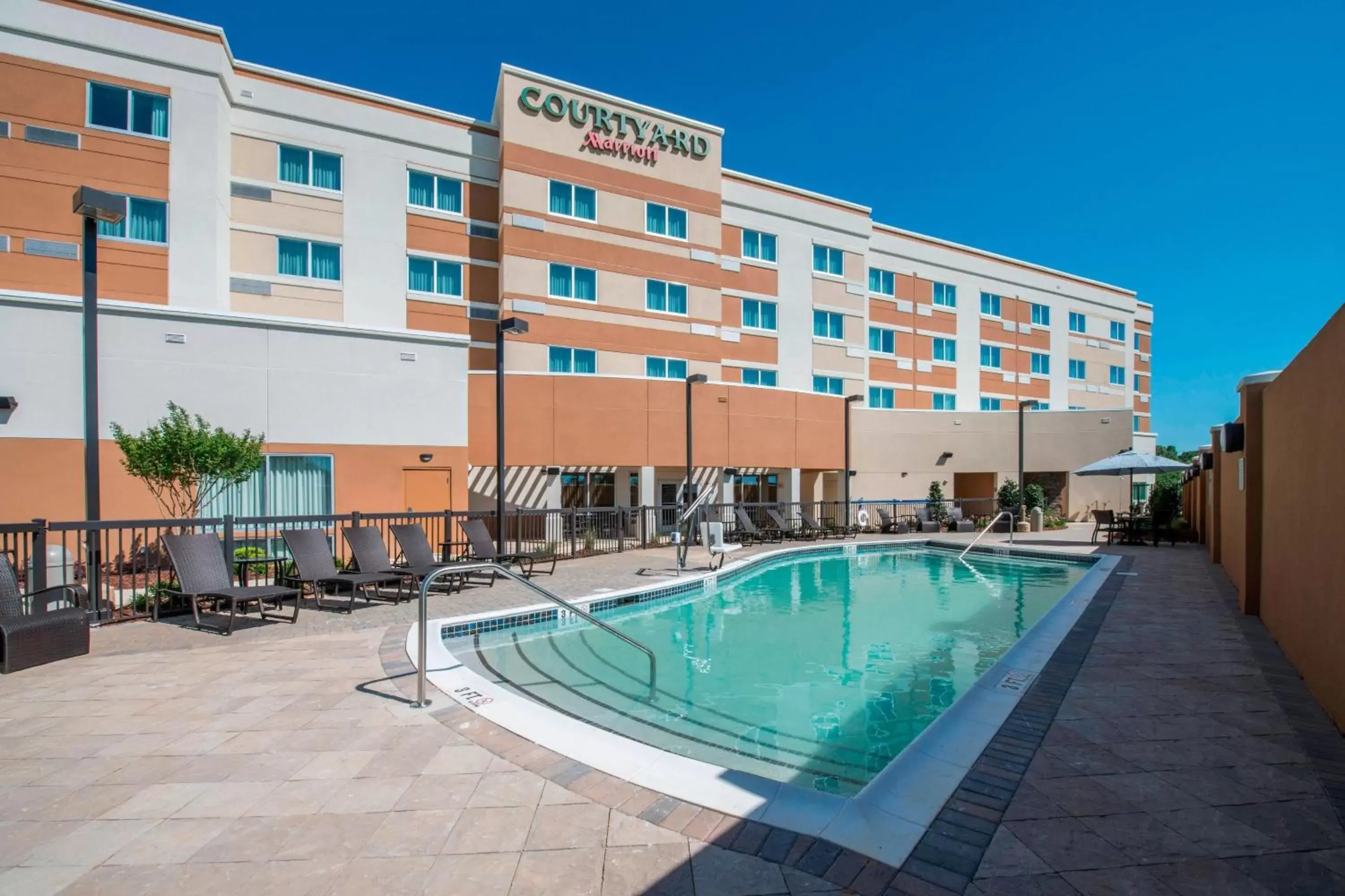 Swimming pool, Property Building in Courtyard by Marriott Columbus