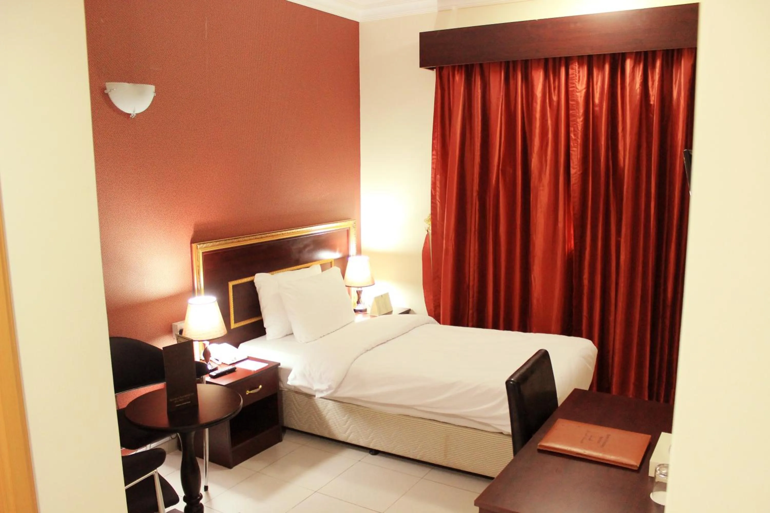 Bedroom, Bed in Montreal Naif Hotel