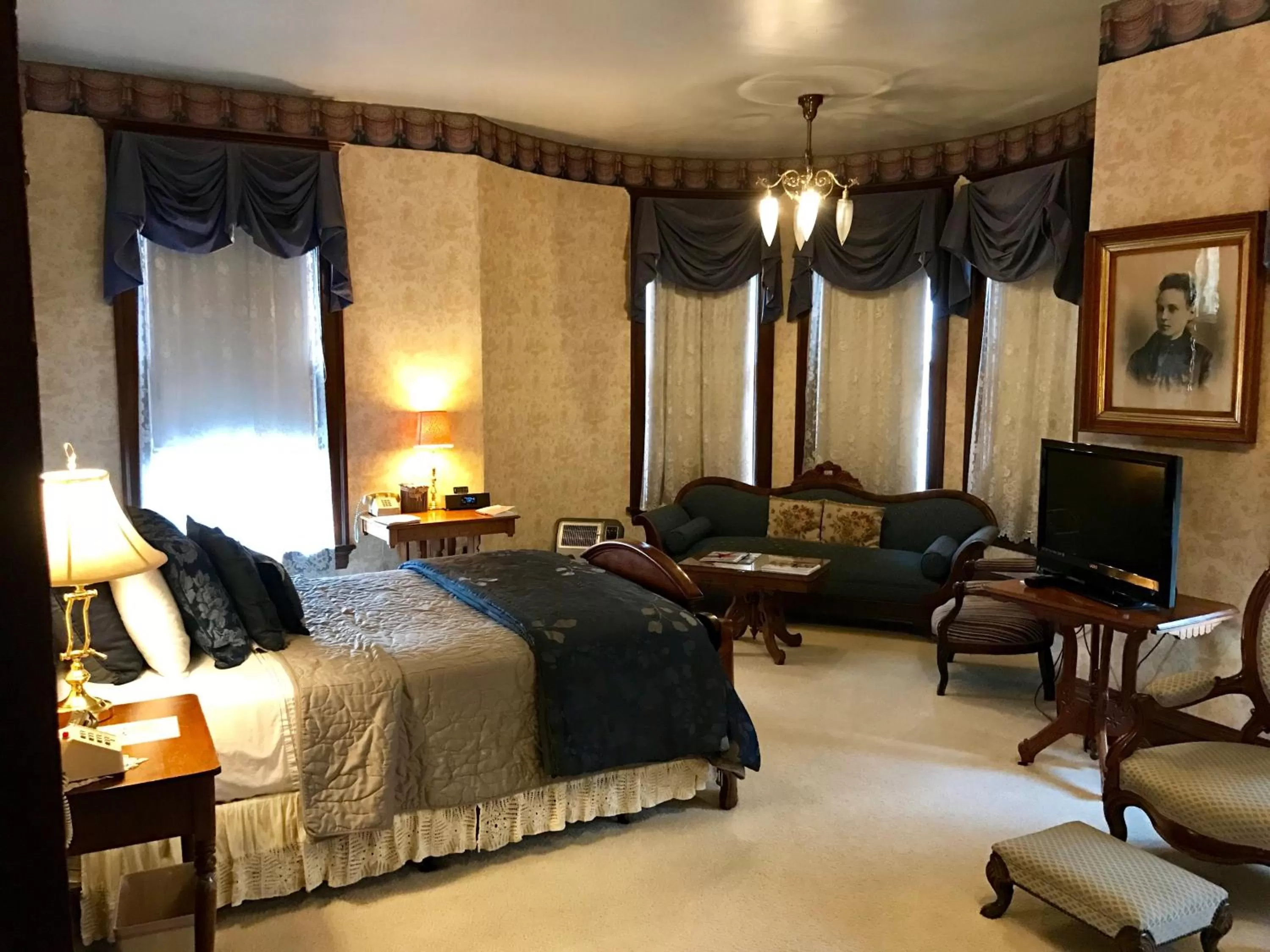 Photo of the whole room, Bed in The Redstone Inn and Suites