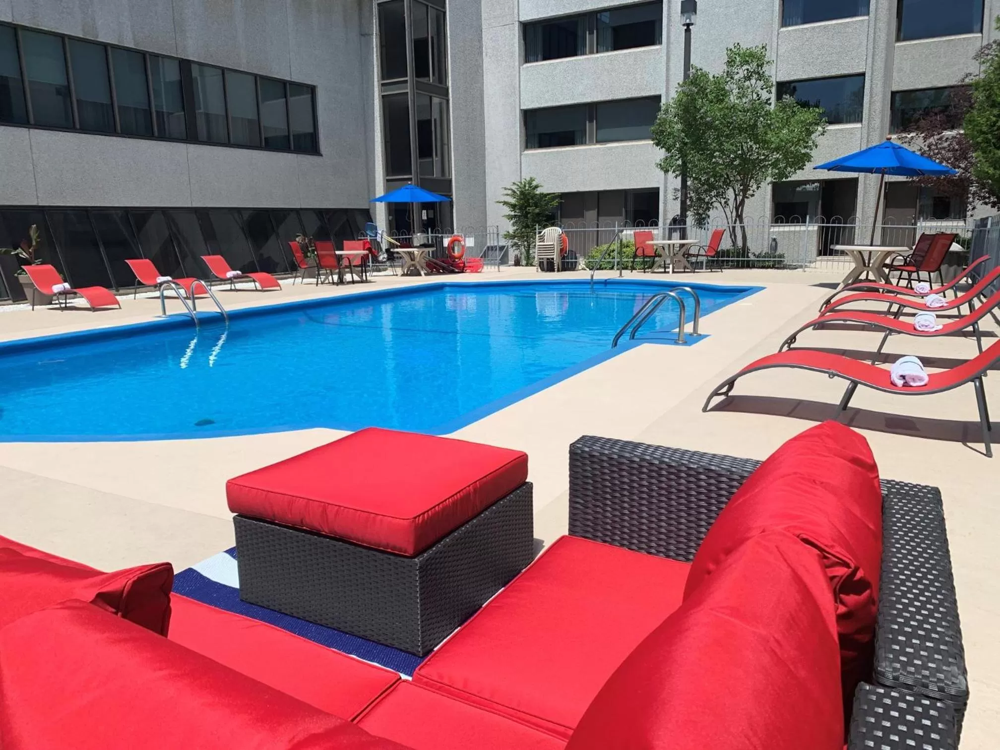 Swimming pool in Hotel Universel Montréal