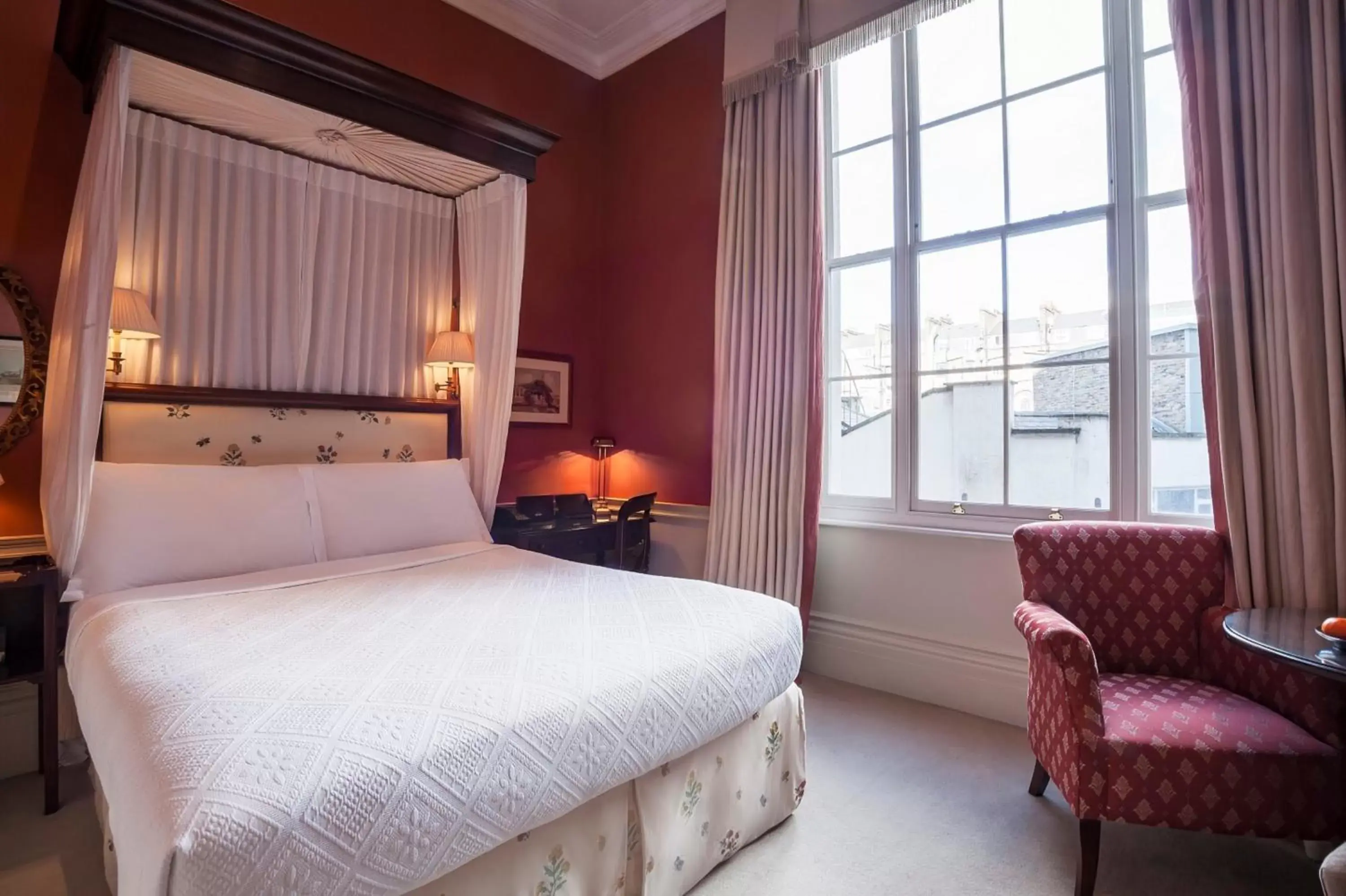 Bedroom, Bed in Roseate House London