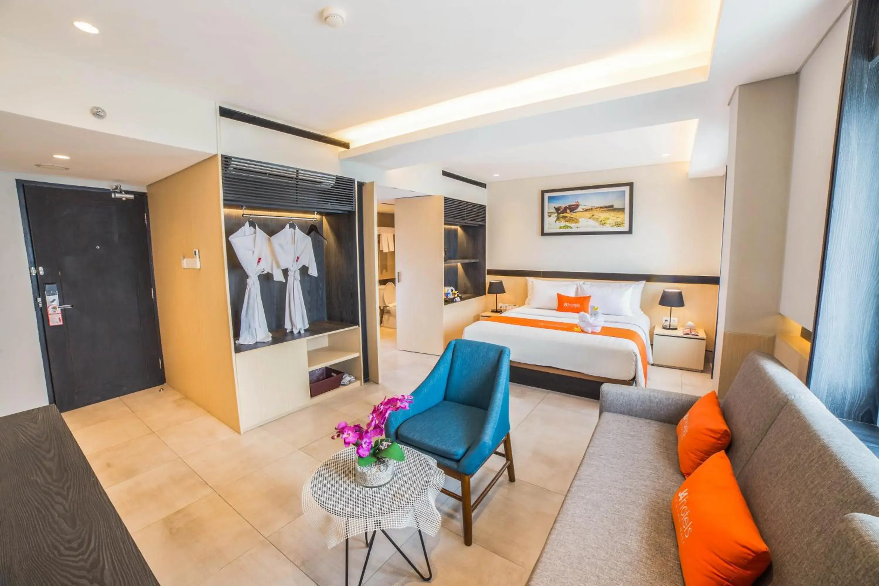 Bed, Seating Area in J4 Hotels Legian