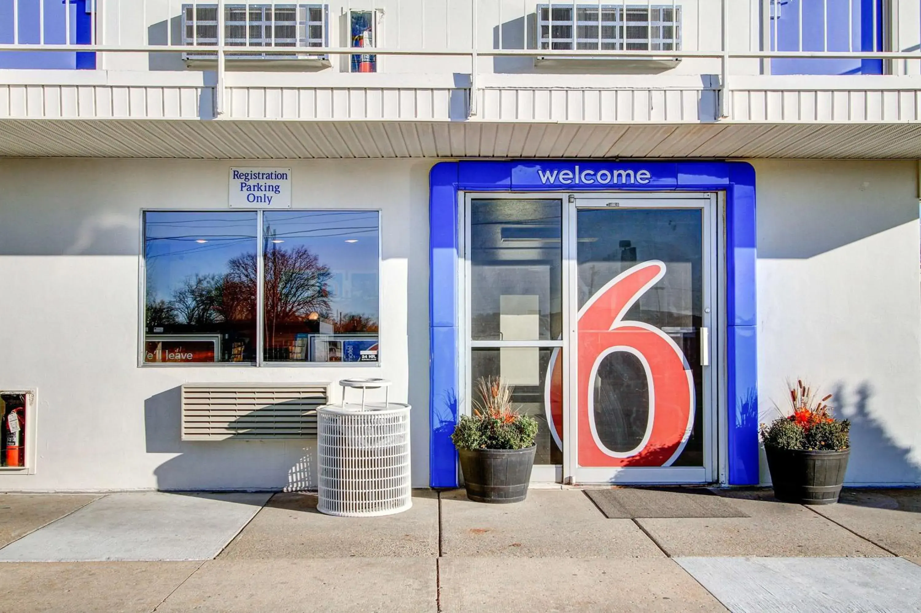 Property building in Motel 6-Green Bay, WI