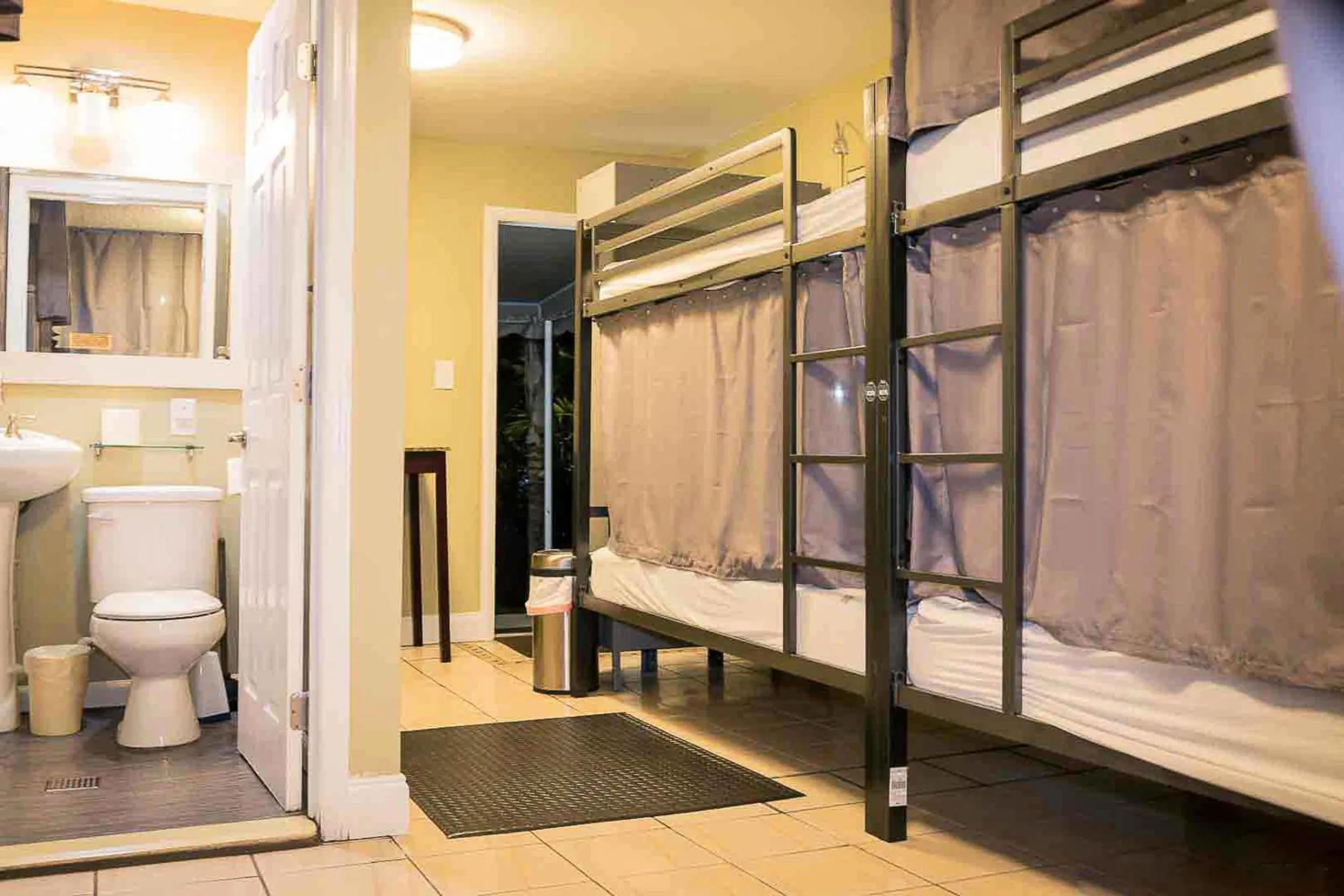 Bathroom, Bed in Sheridan Hostel