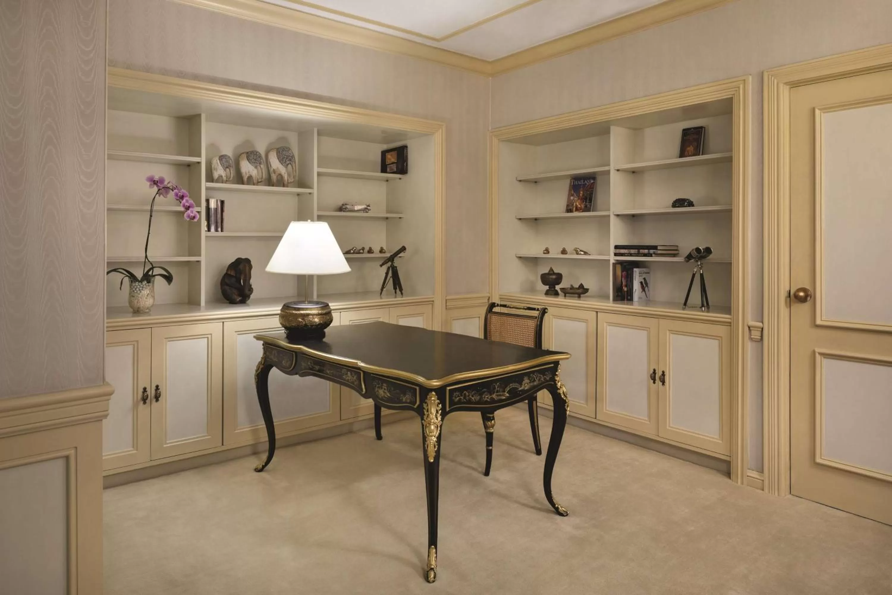 Living room in Shangri-La Bangkok