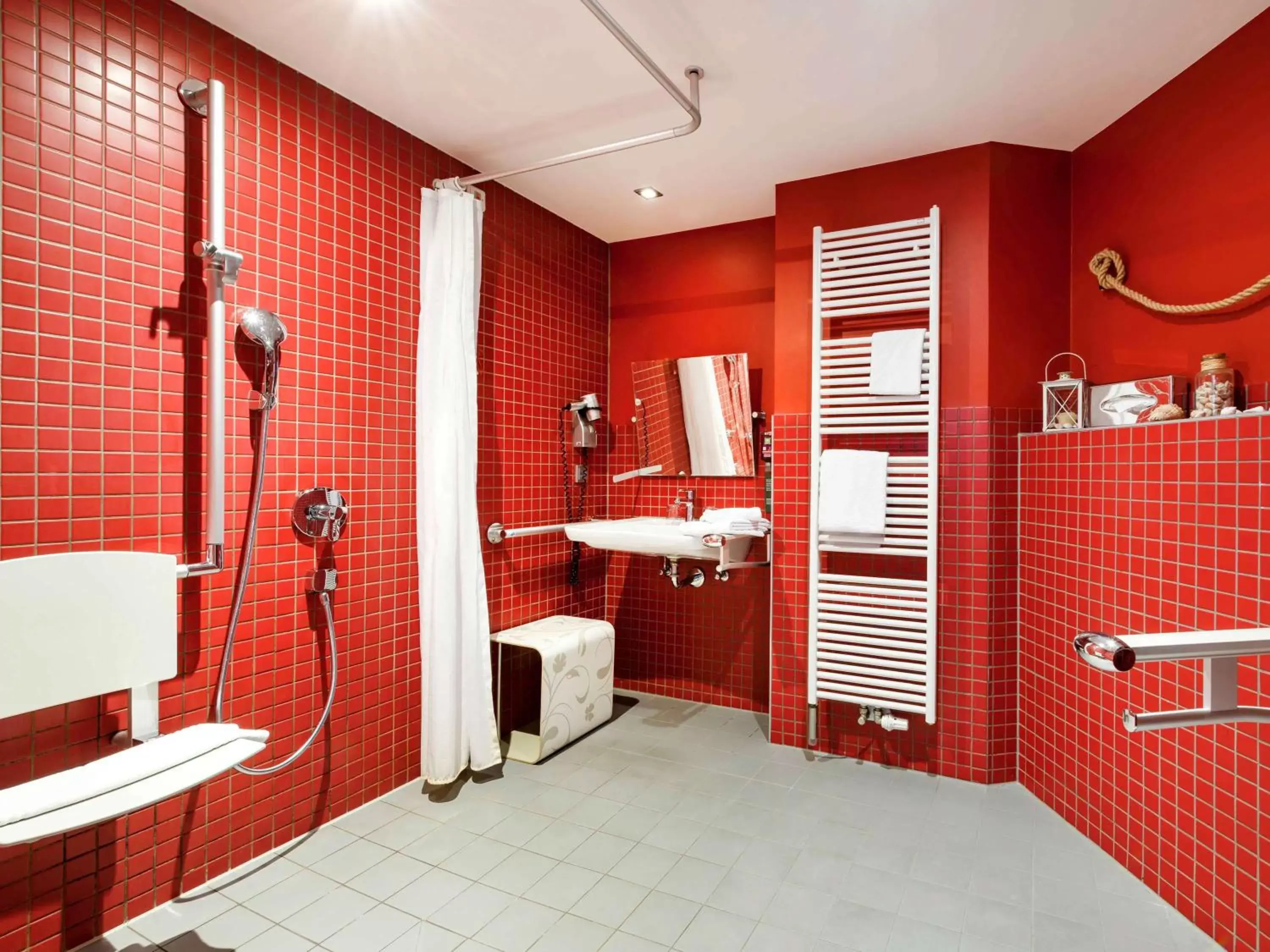 Photo of the whole room, Bathroom in ibis Styles Hotel Berlin Mitte