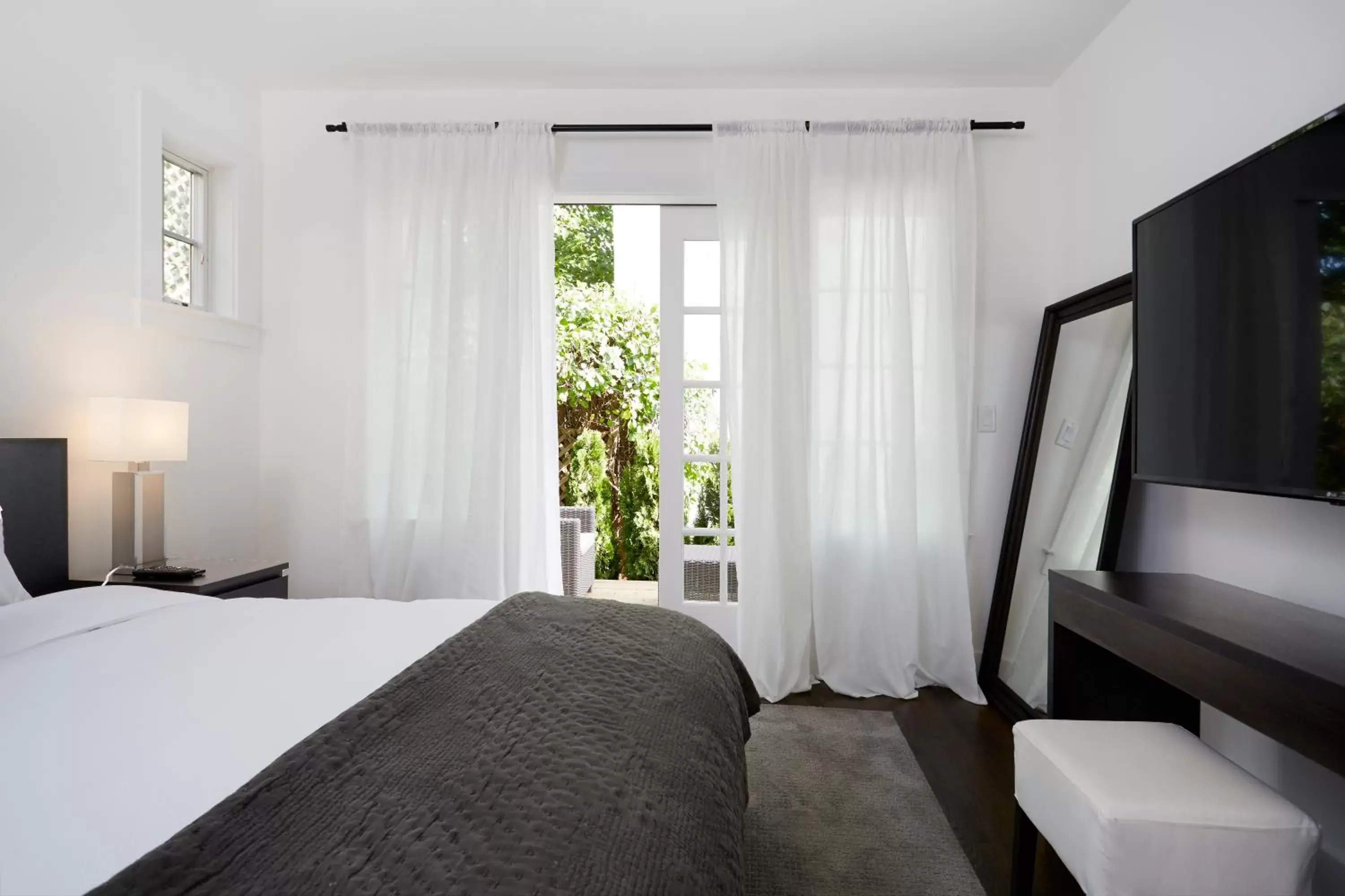 Deluxe Queen Room in Station Inn Pawling Deluxe Queen Room in Station Inn Pawling