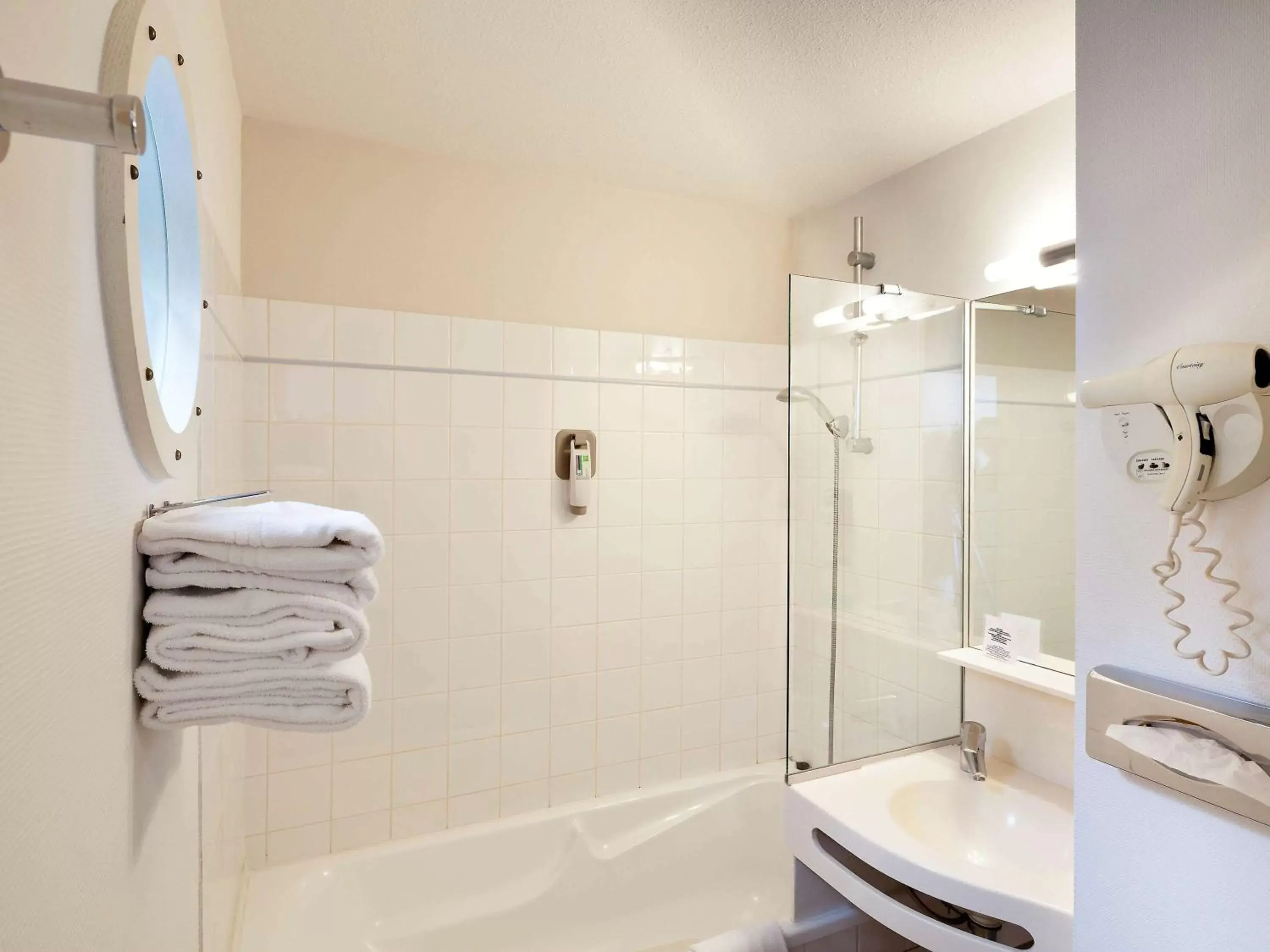 Photo of the whole room, Bathroom in ibis Styles Ouistreham