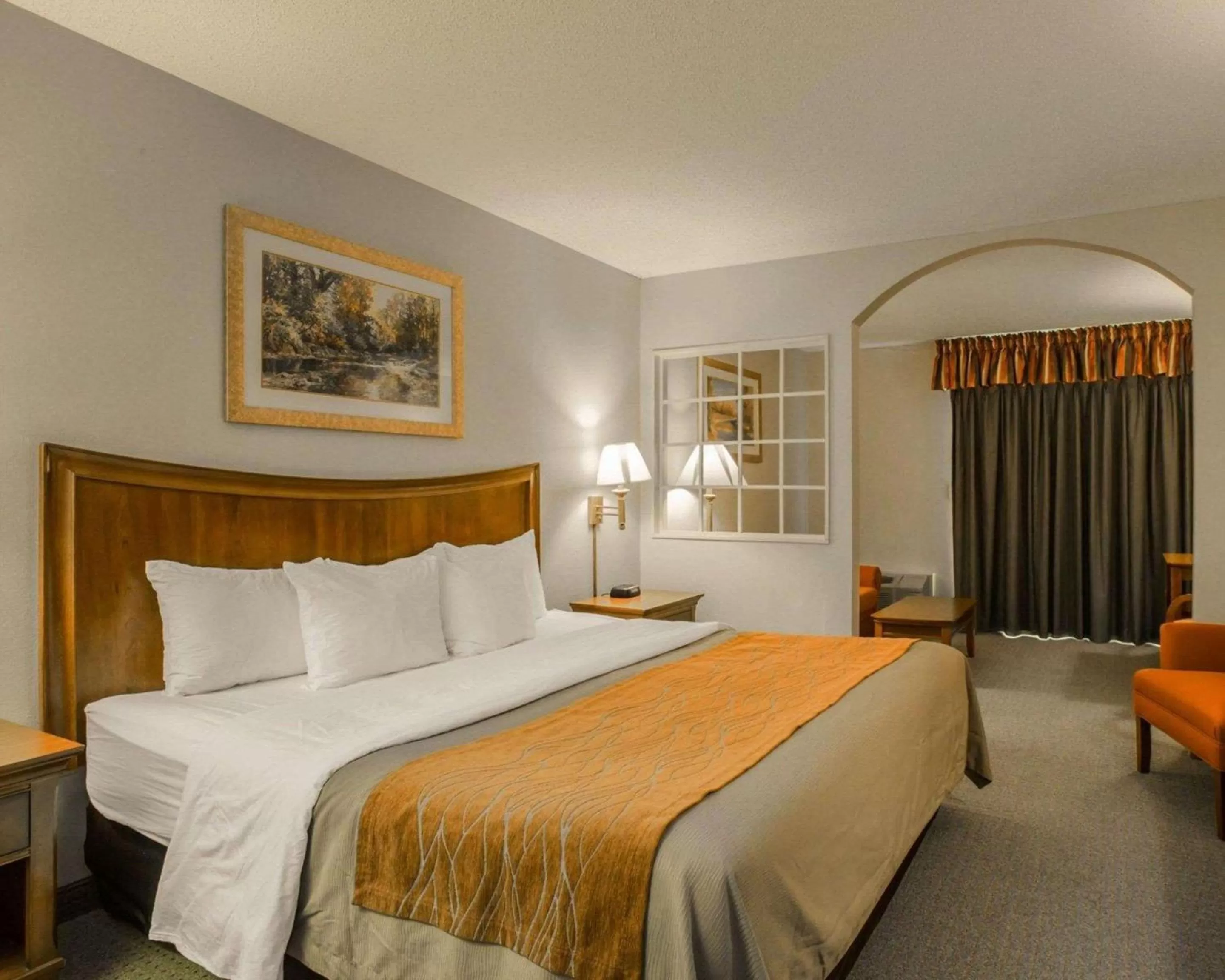 Photo of the whole room, Bed in Rodeway Inn & Suites Cherokee On the River