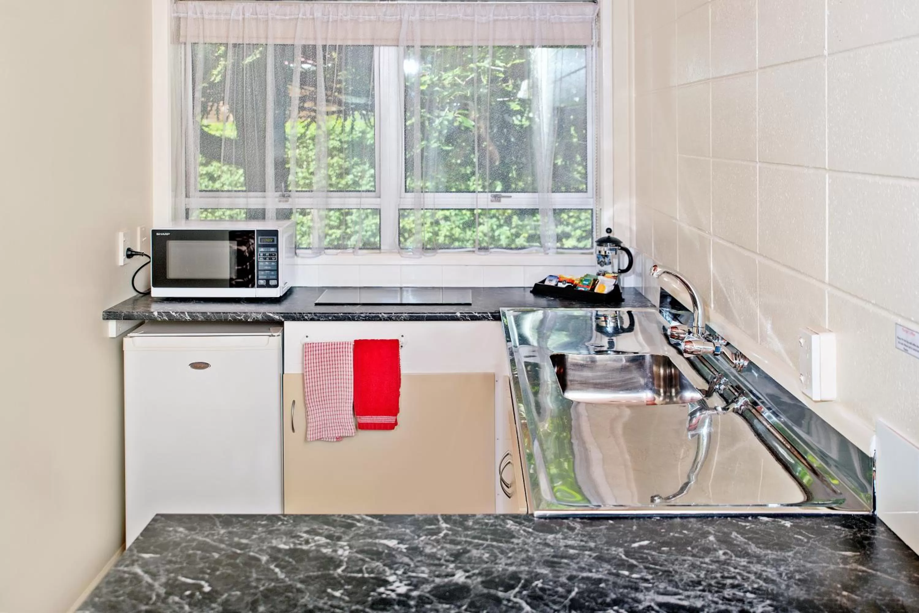 Kitchen or kitchenette in Tourist Court Motel