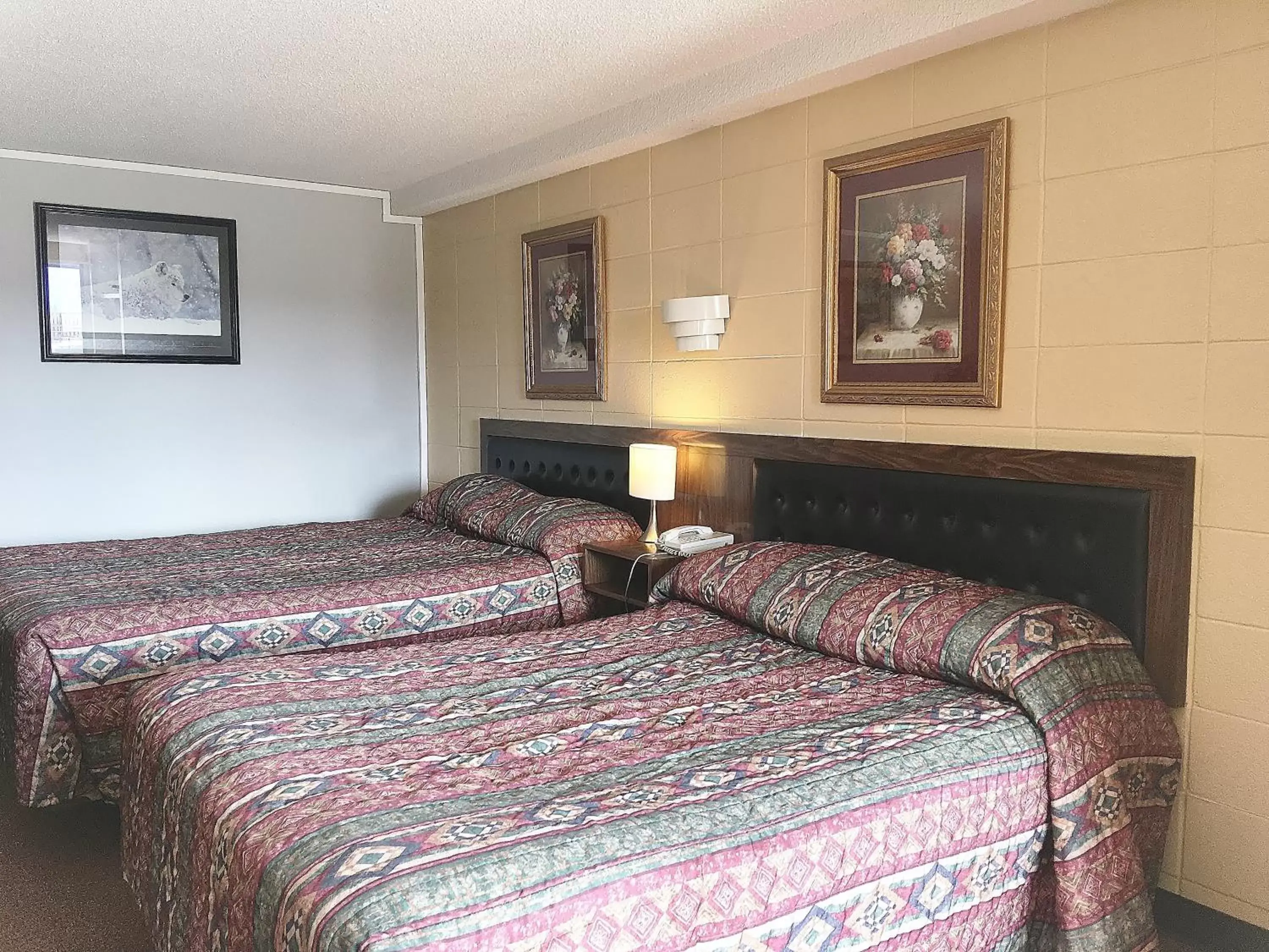 Bed in Alpine Lodge Motel & Restaurant