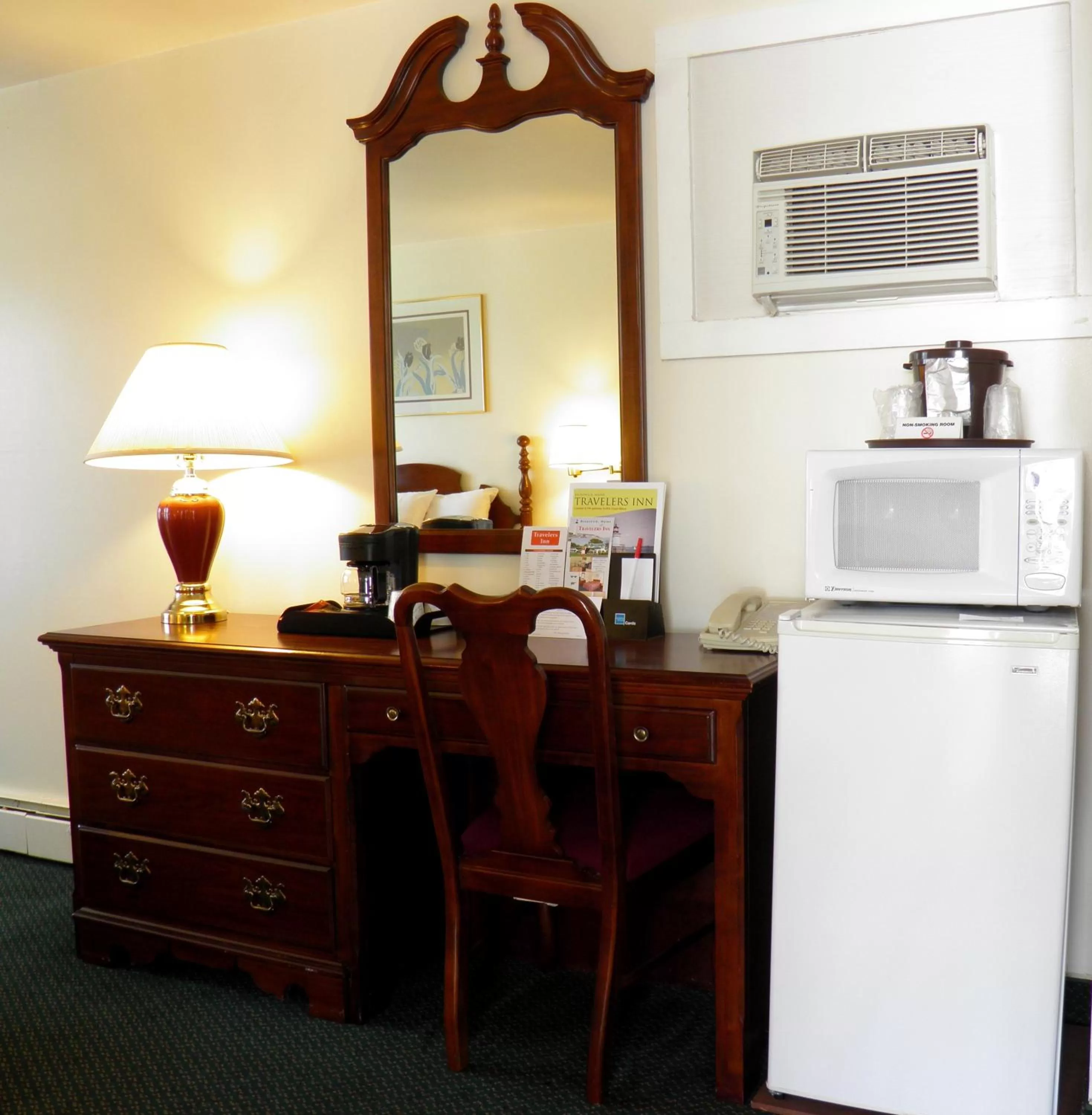 Bedroom in Travelers Inn