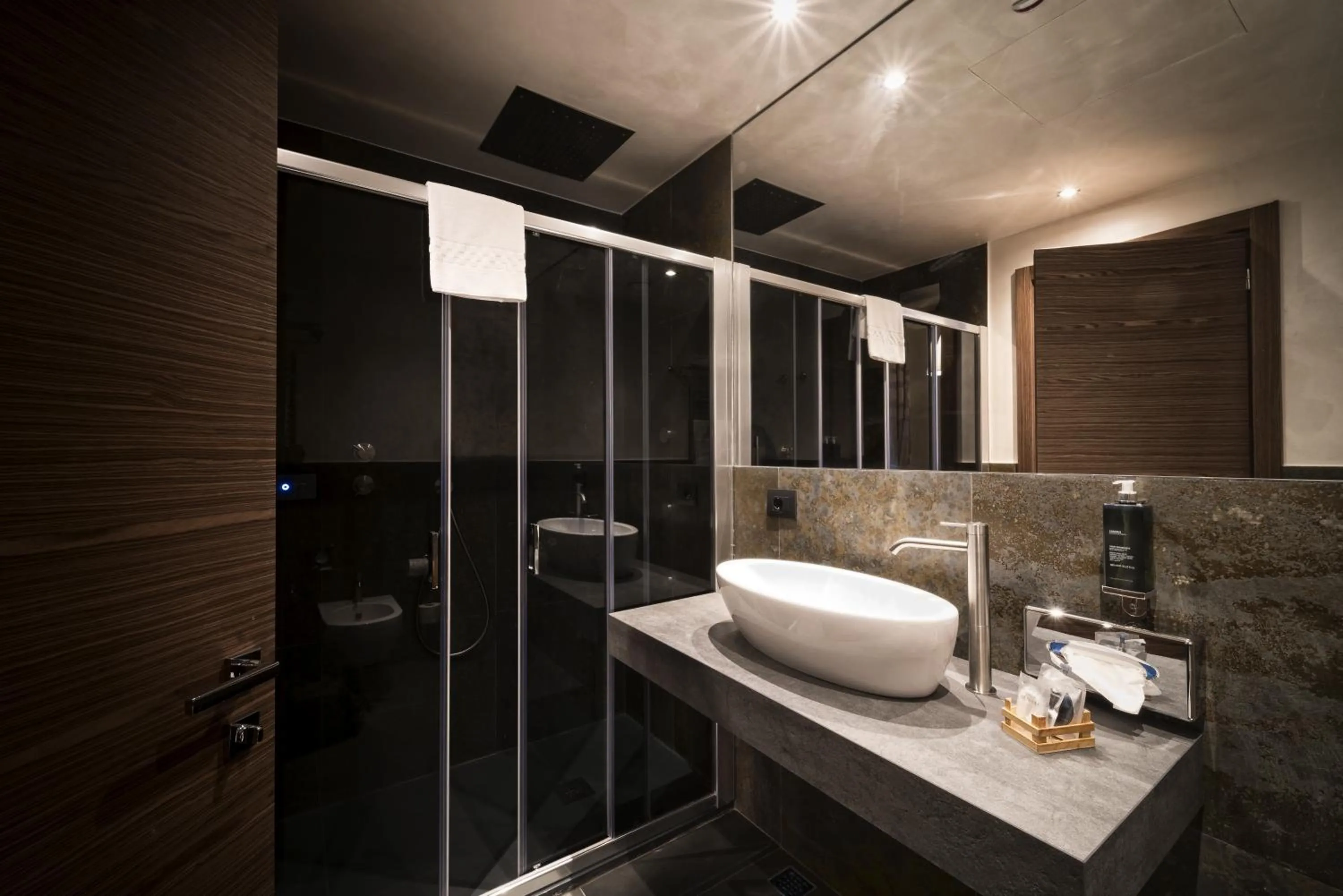 Shower in Solo Experience Hotel