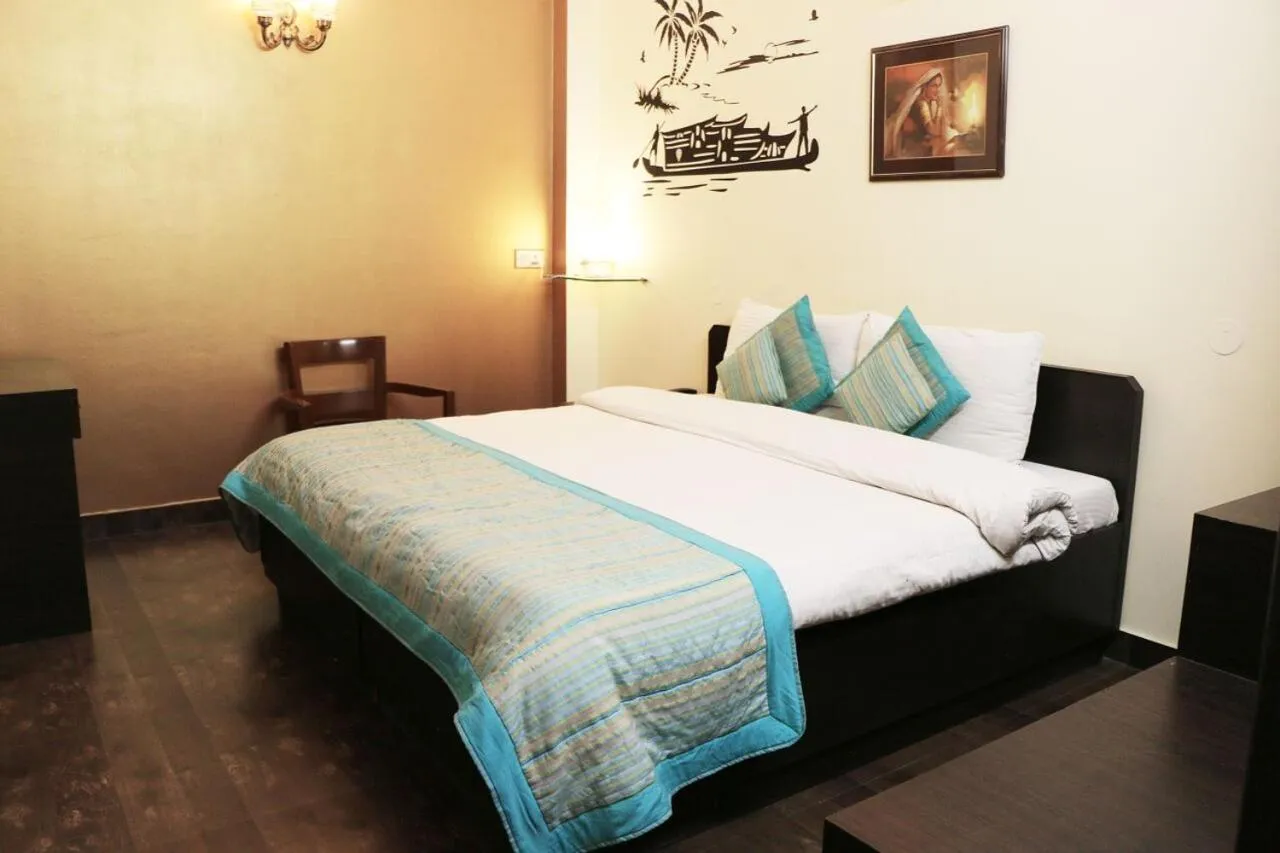 Bedroom, Bed in Pals Inn